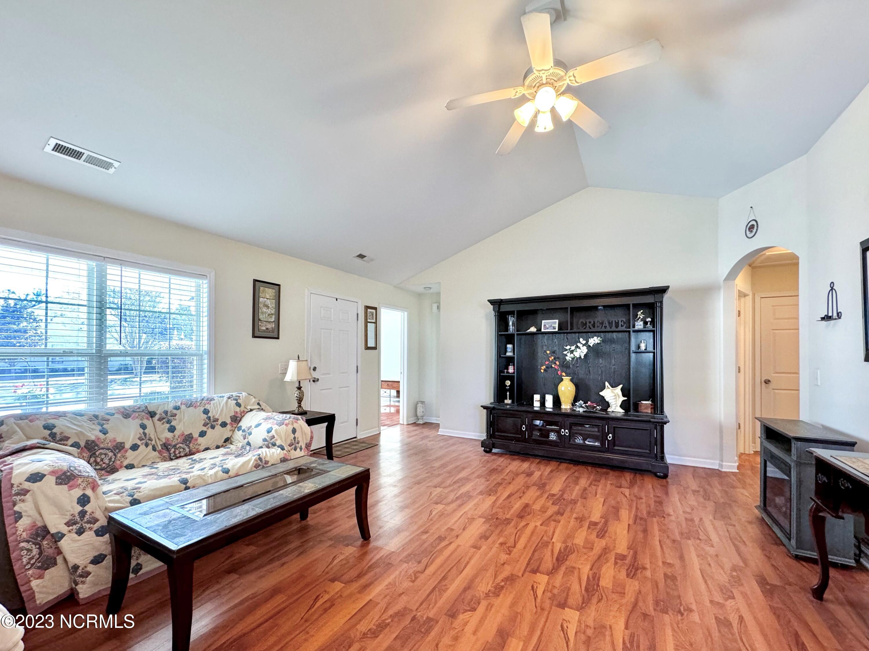 100546069 | Photo 13