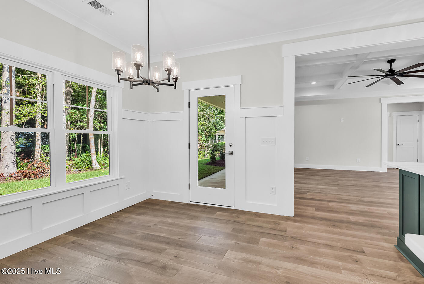 100502261 | Photo 12