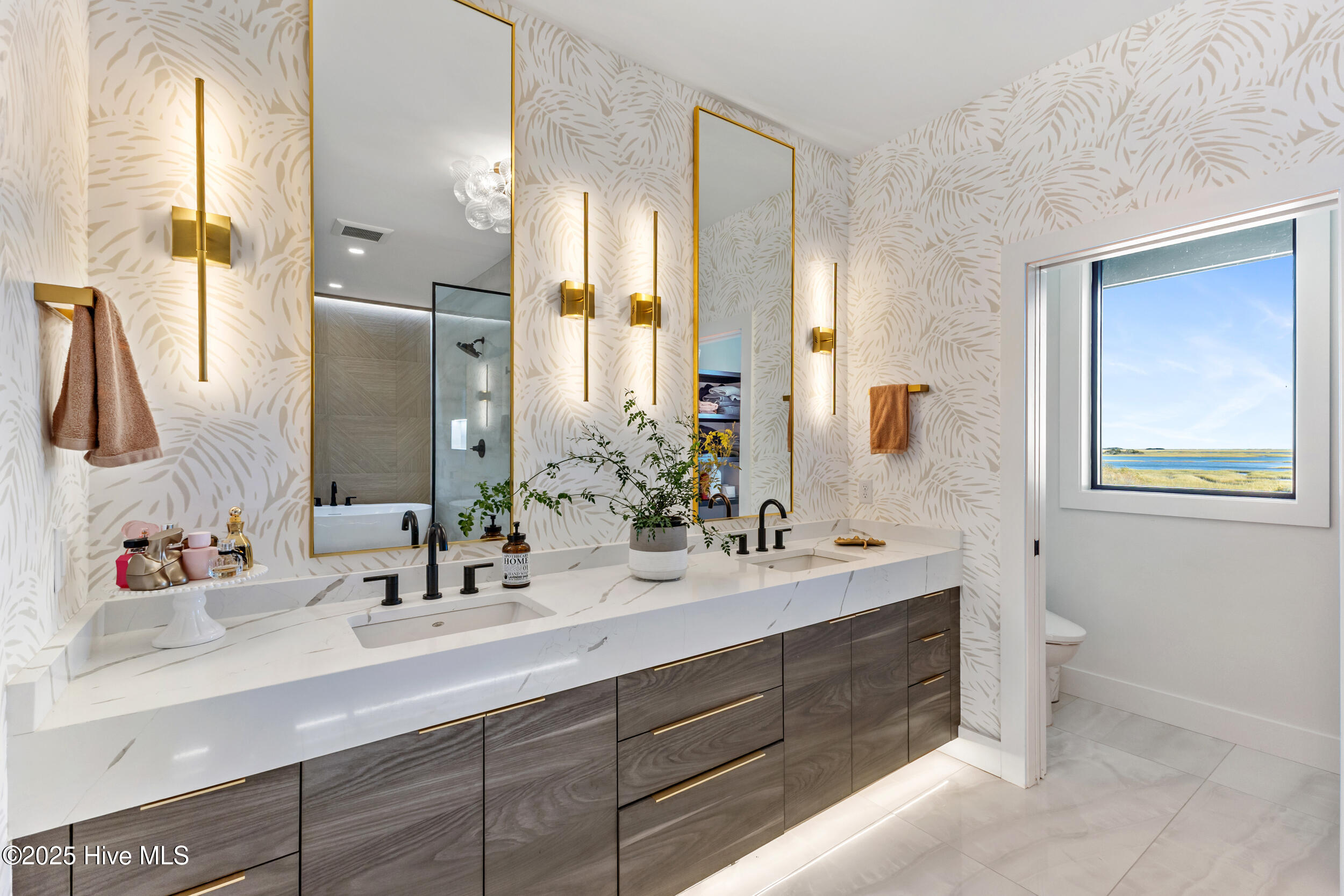 100560087 | Photo 30