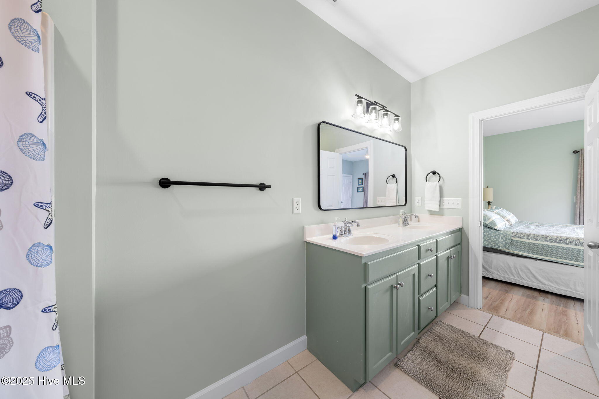 100526205 | Photo 43