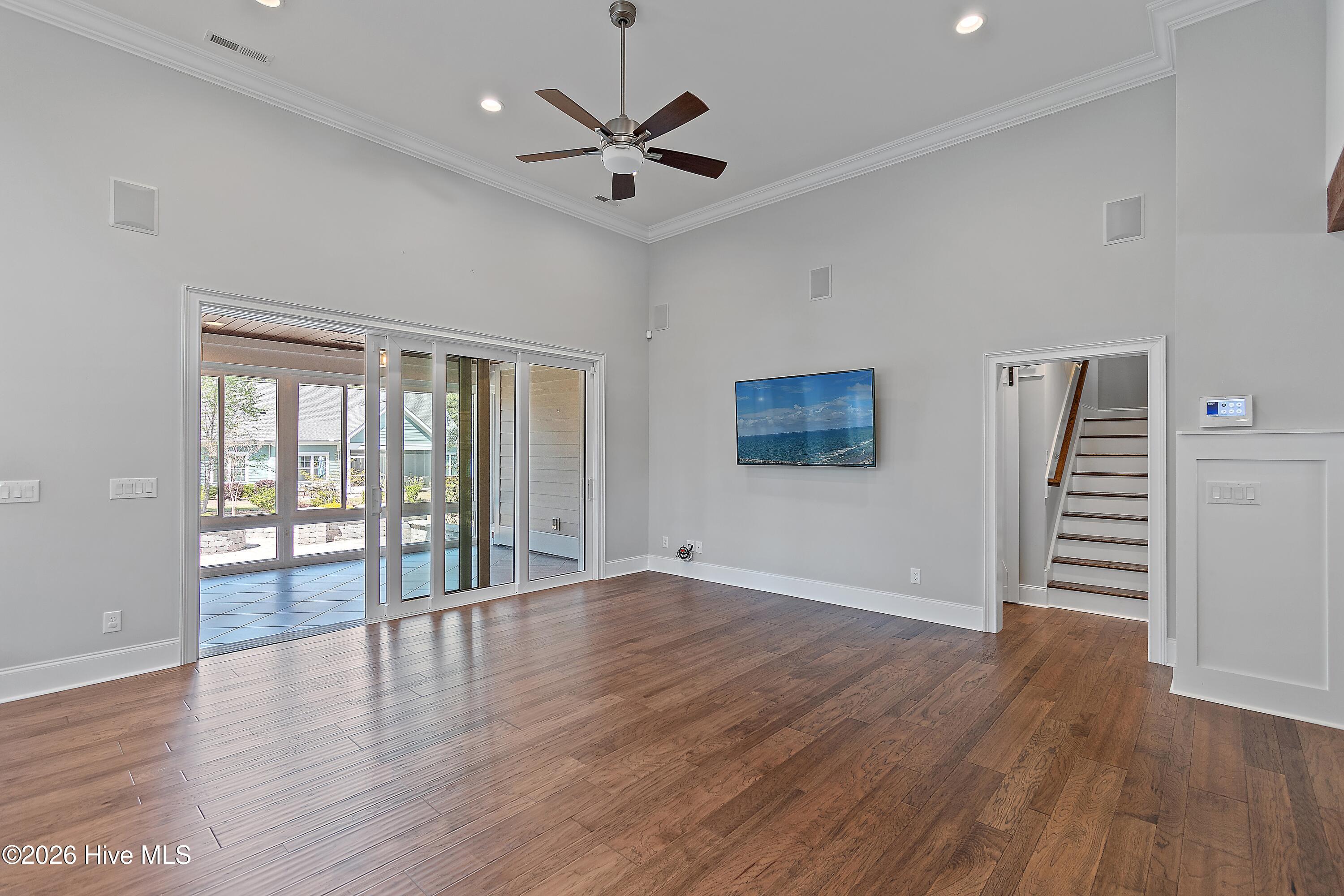 100564386 | Photo 14