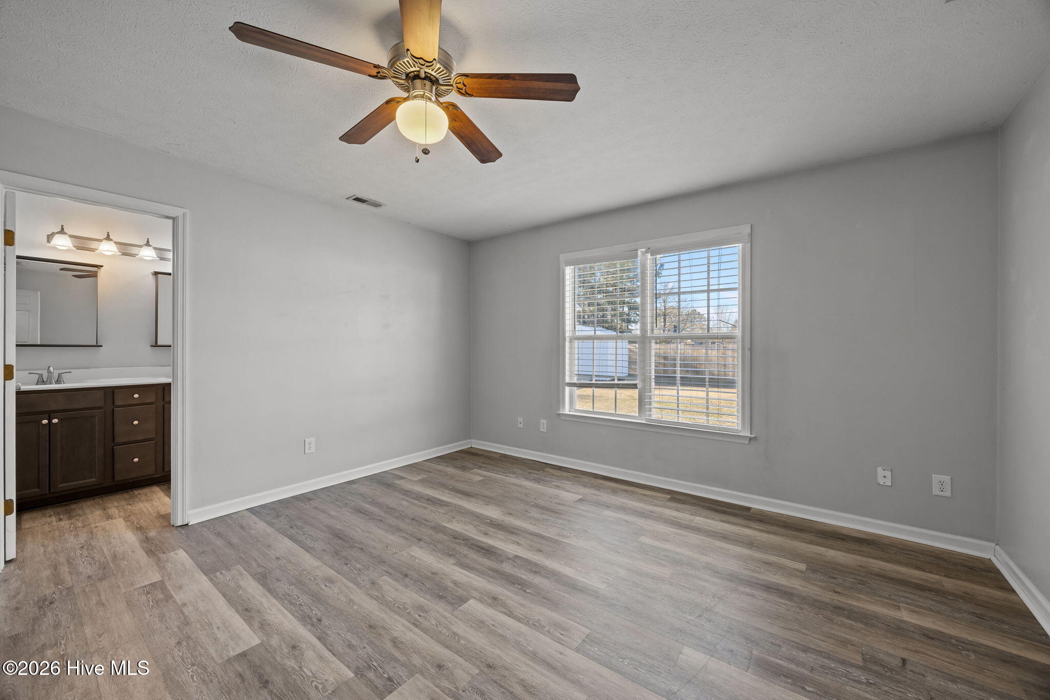 100549843 | Photo 17