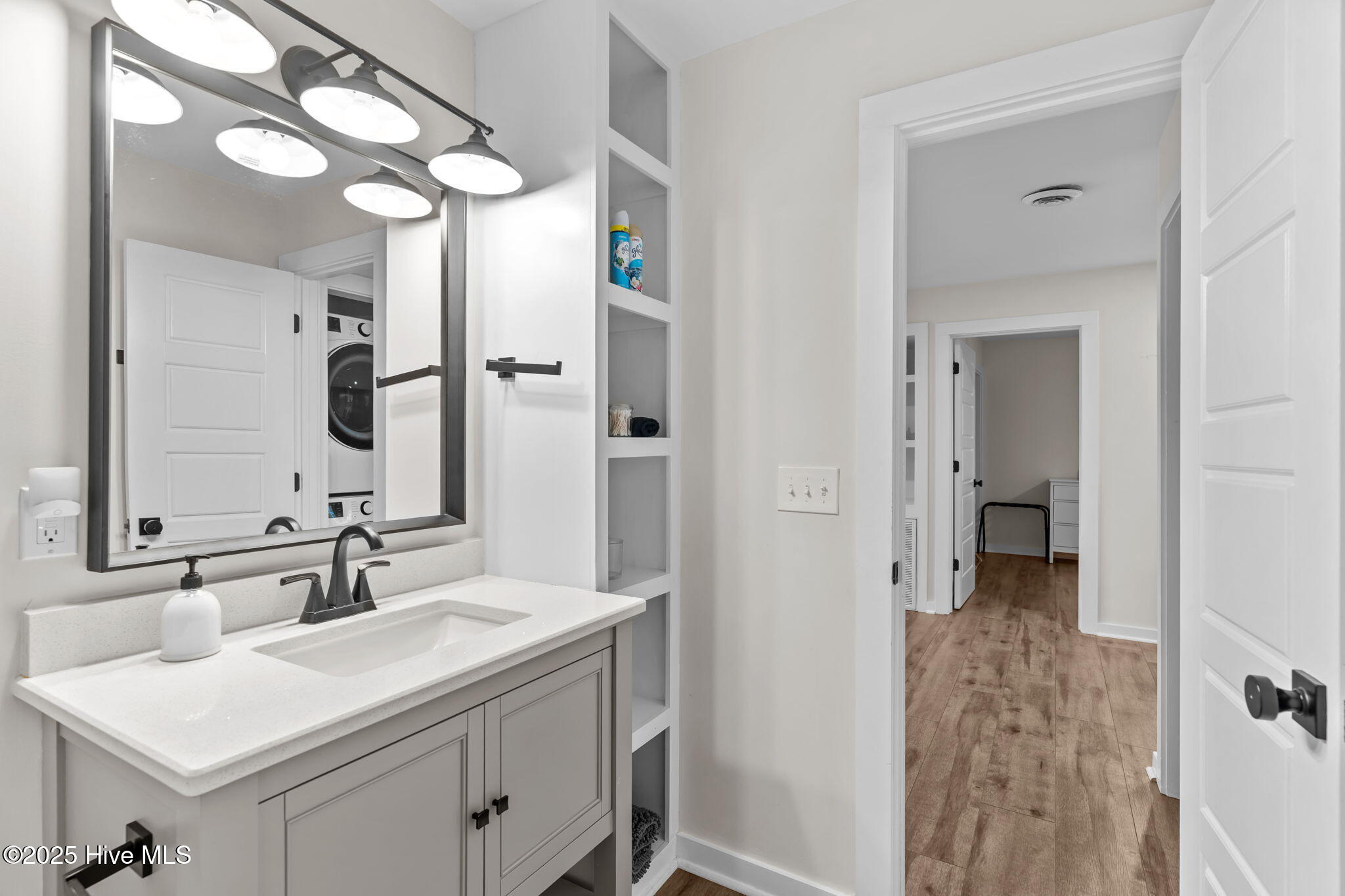 100526073 | Photo 33