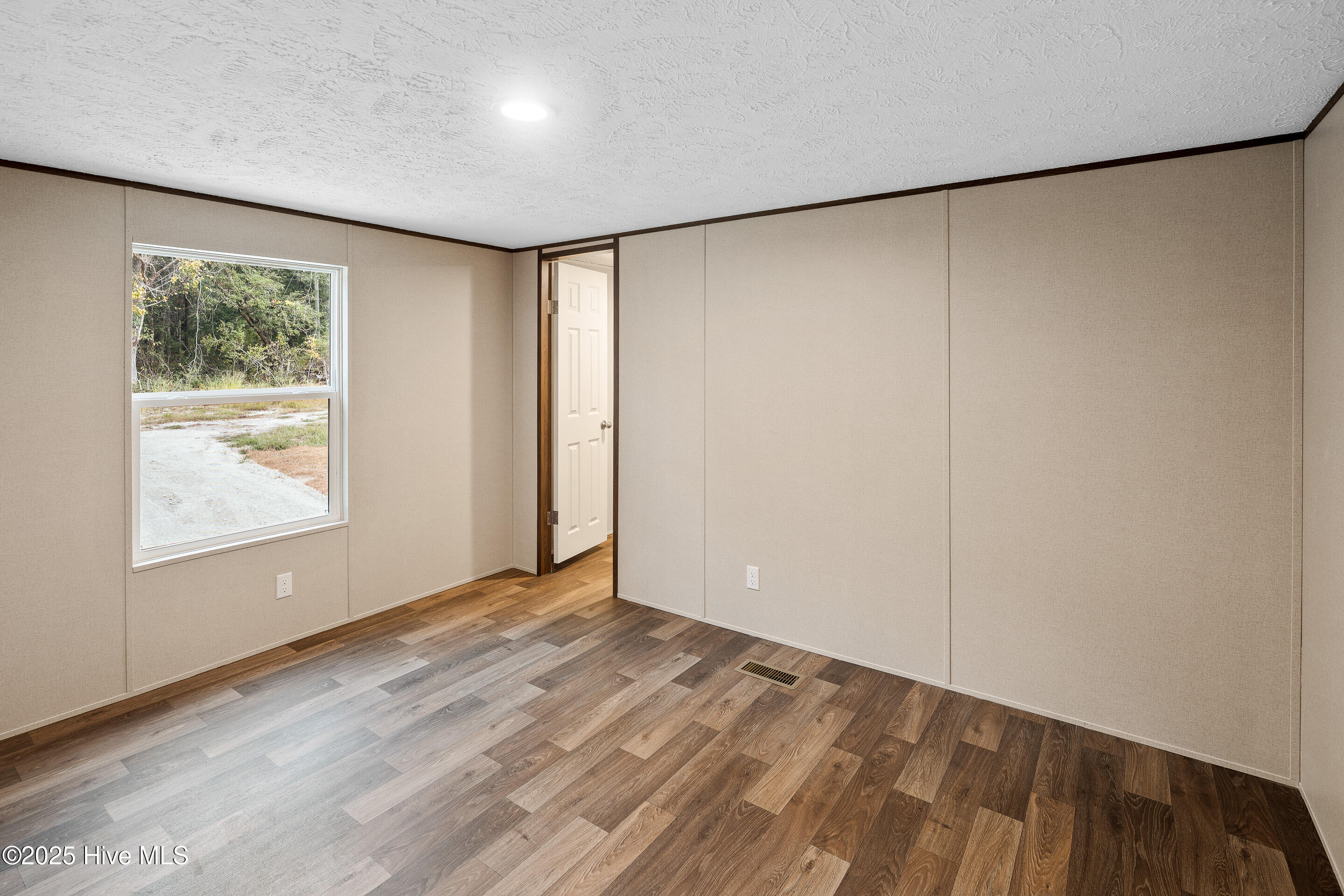 100532325 | Photo 16