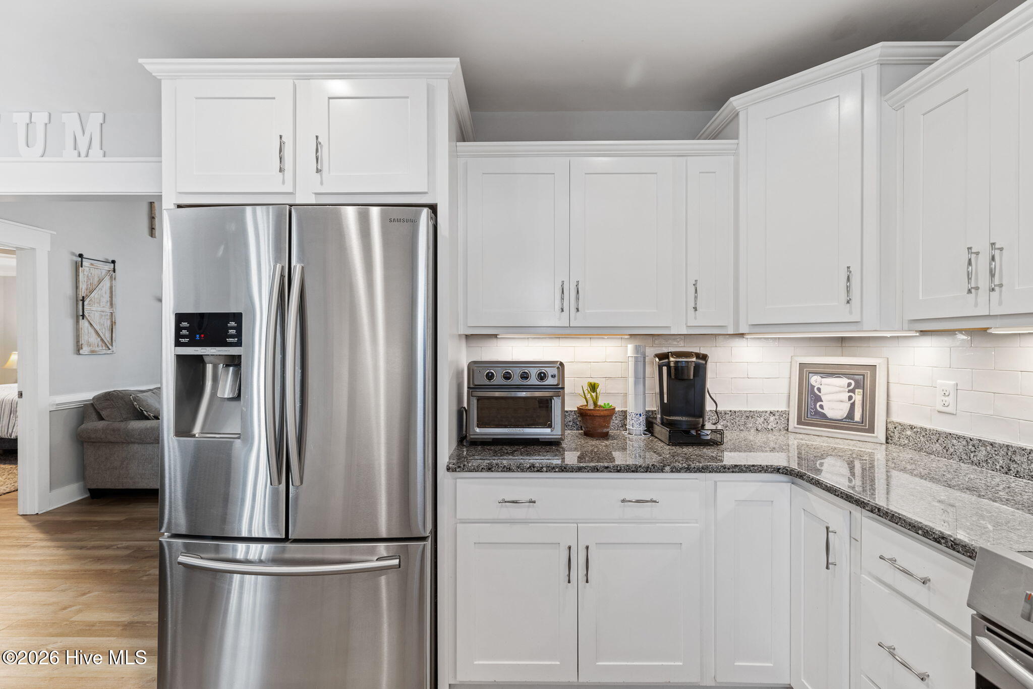 100562103 | Photo 14