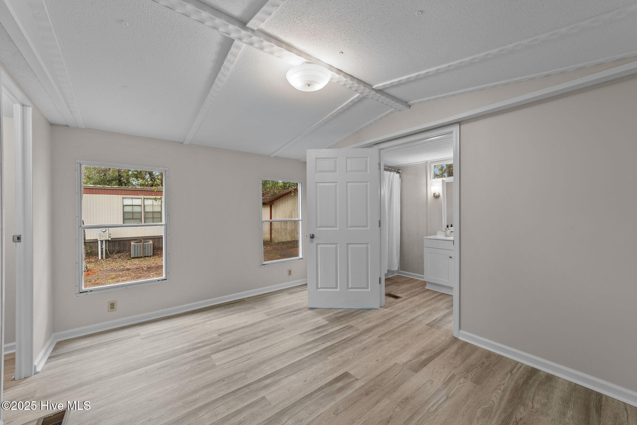 100536142 | Photo 10