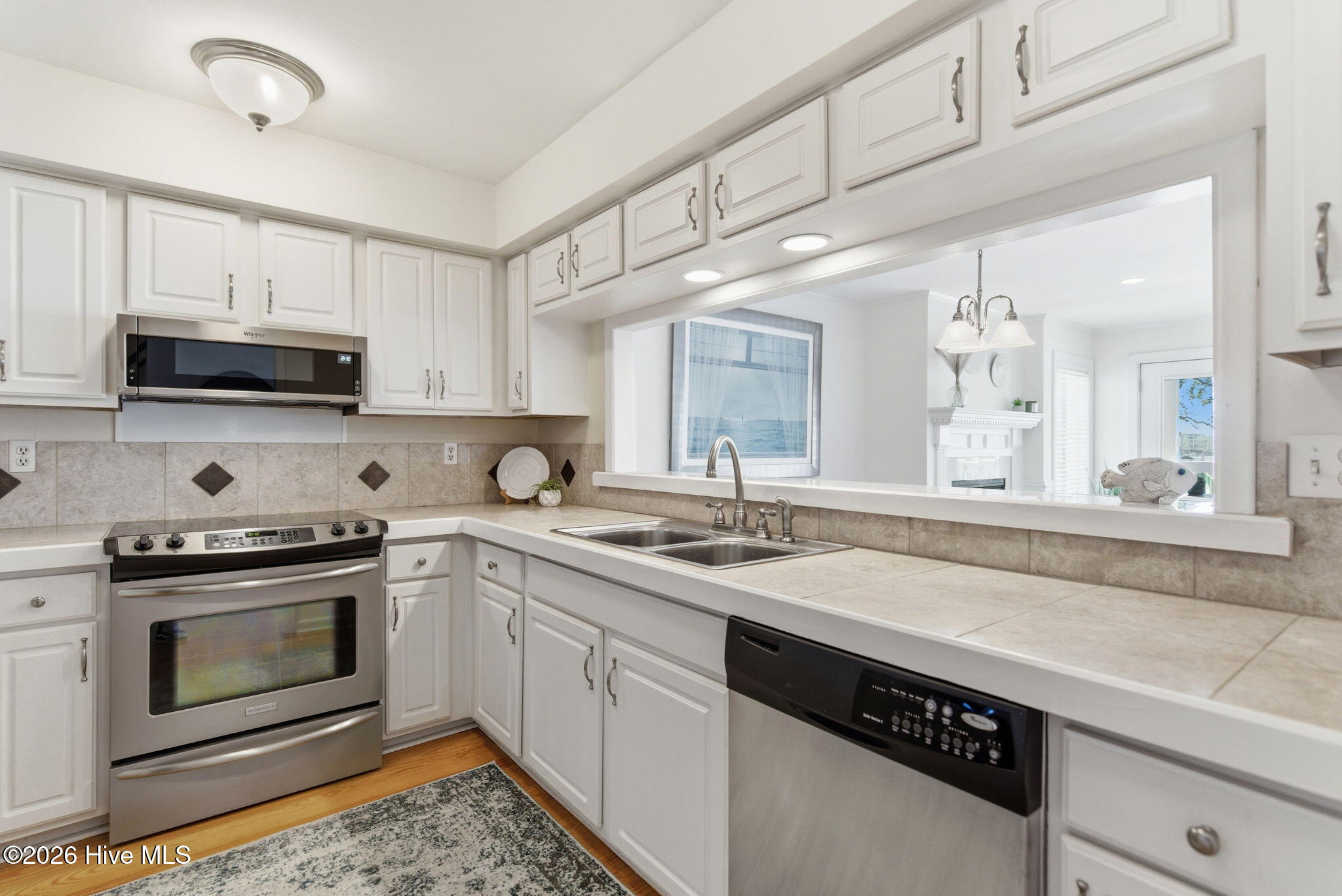 100570413 | Photo 13