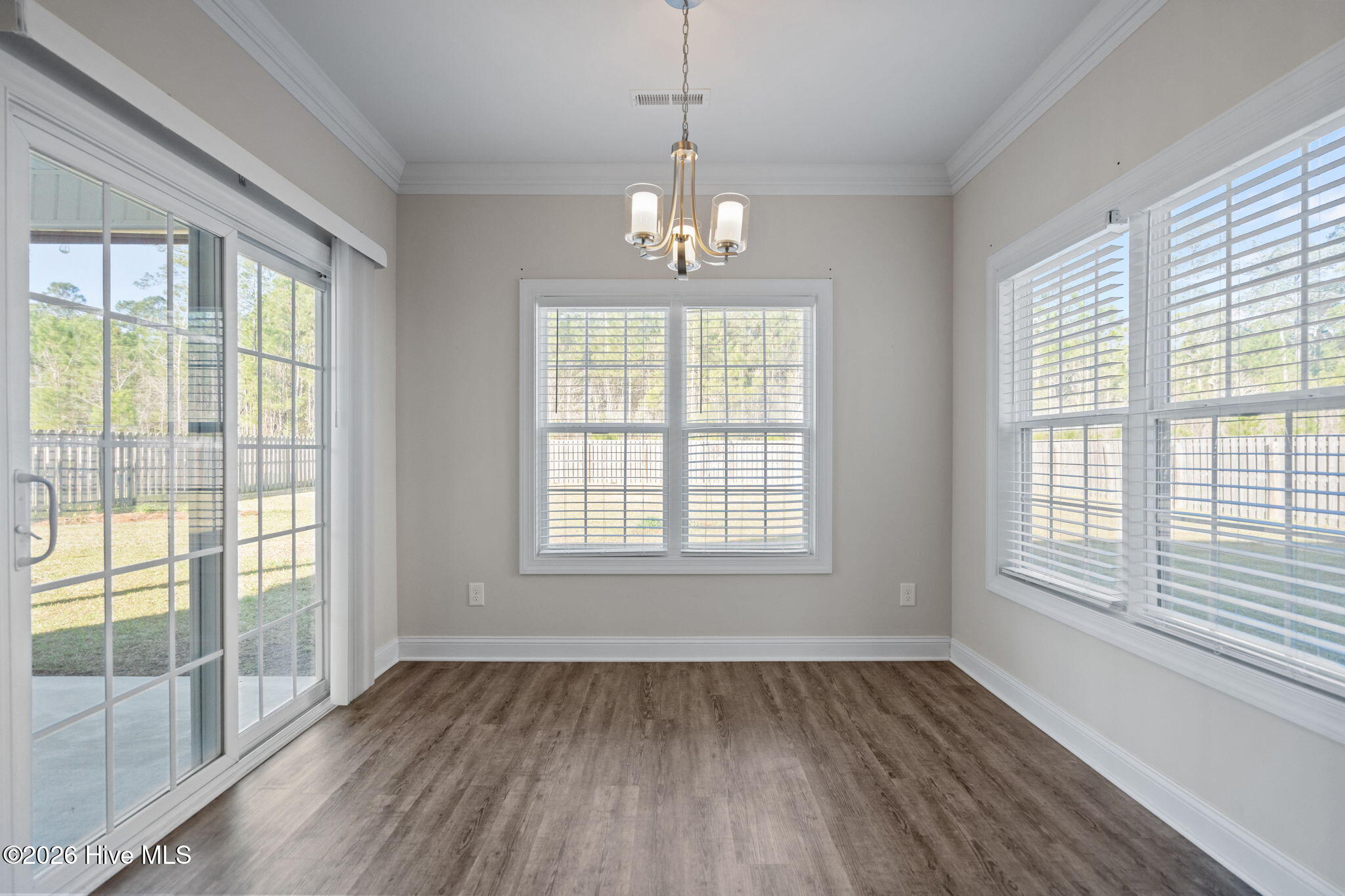 100561357 | Photo 16