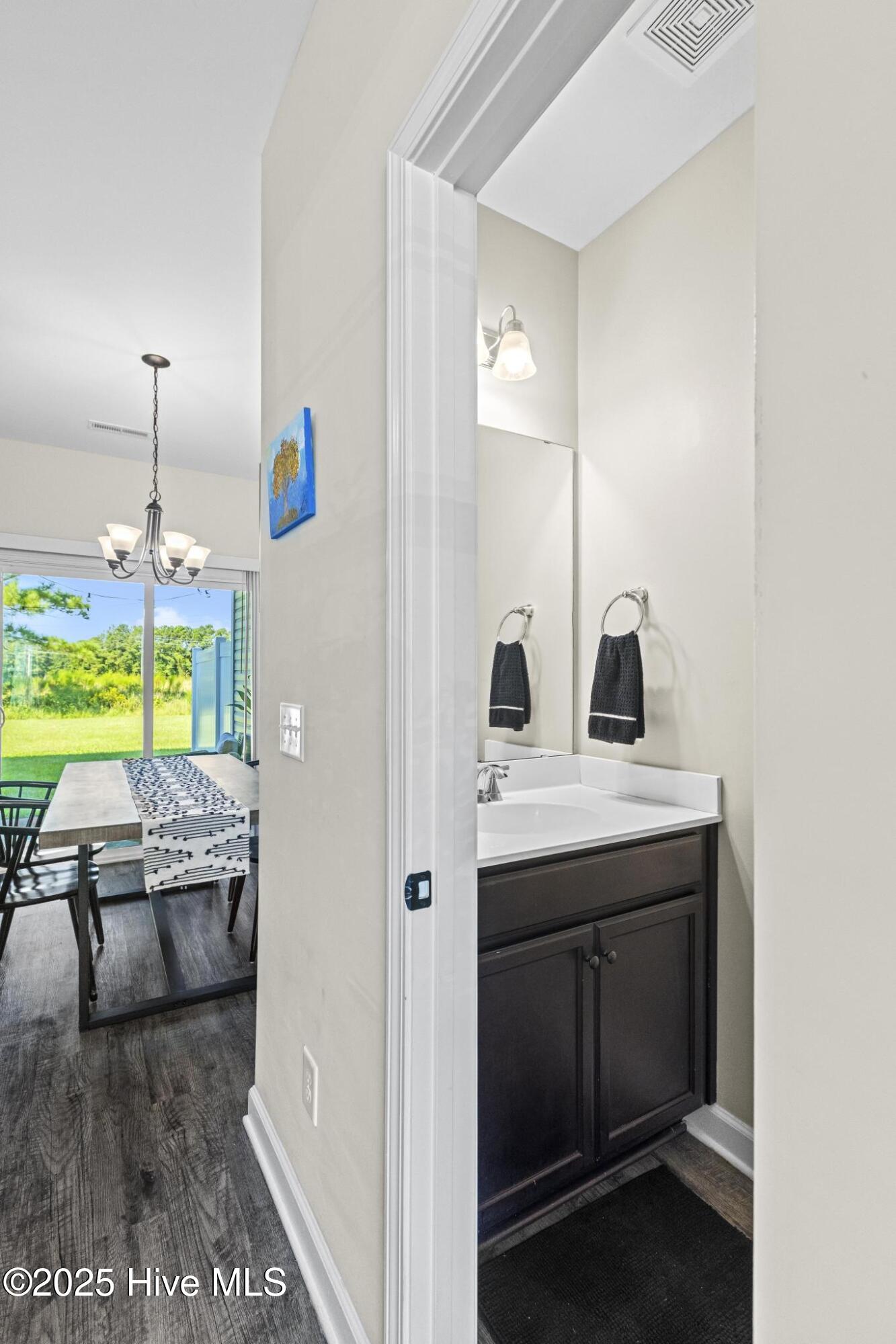 100529520 | Photo 11