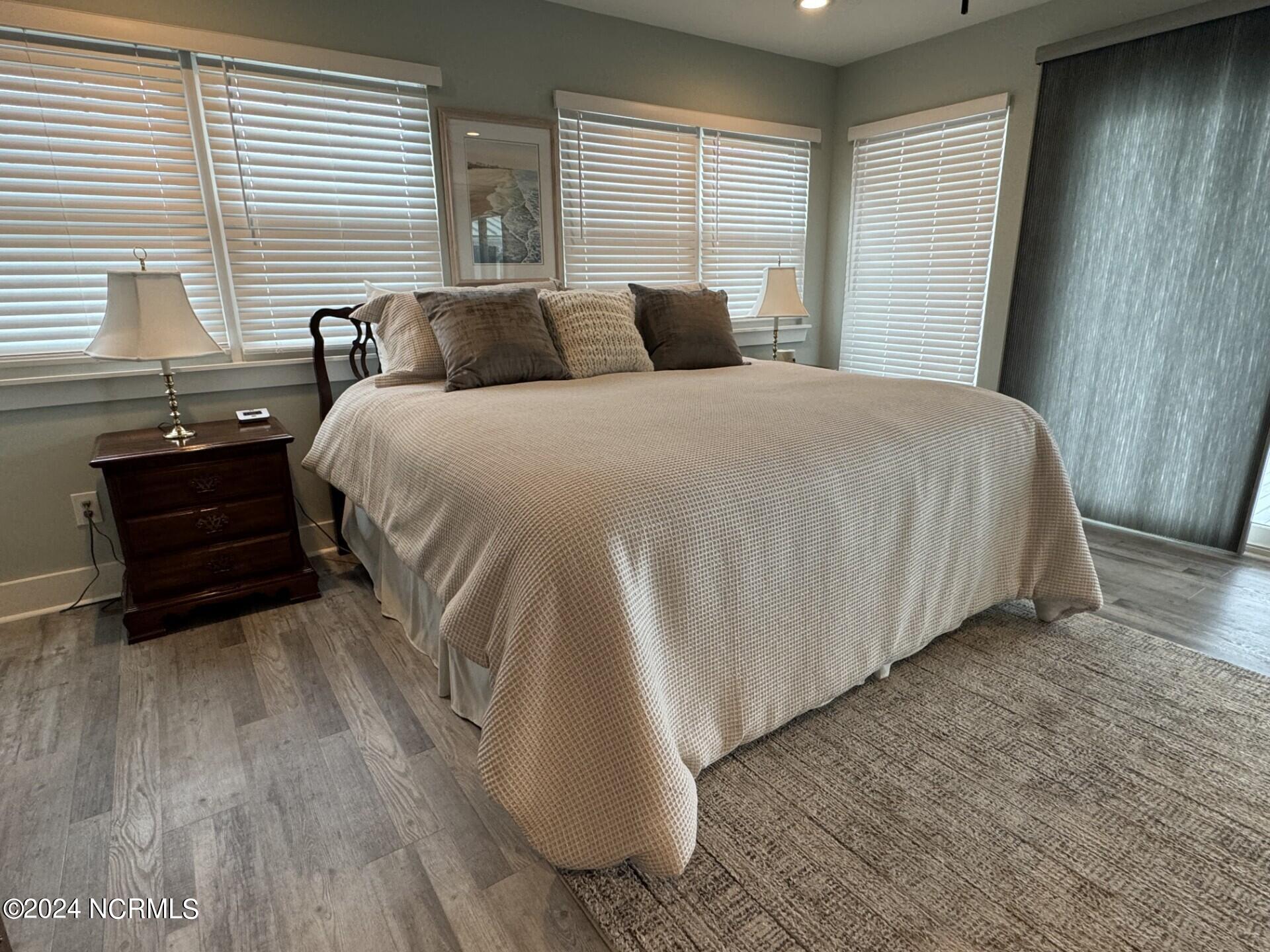 100469434 | Photo 93