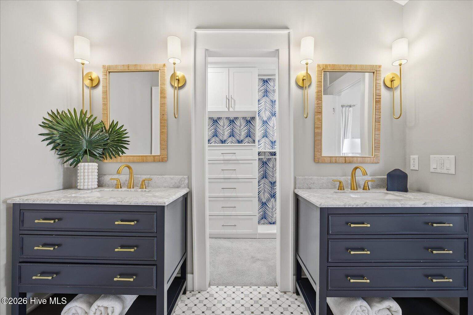 100548243 | Photo 35