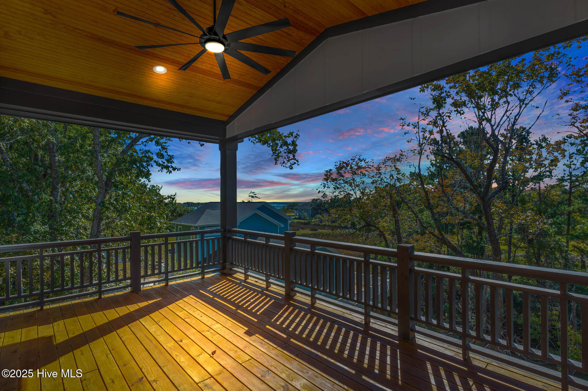 100539388 | Photo 25