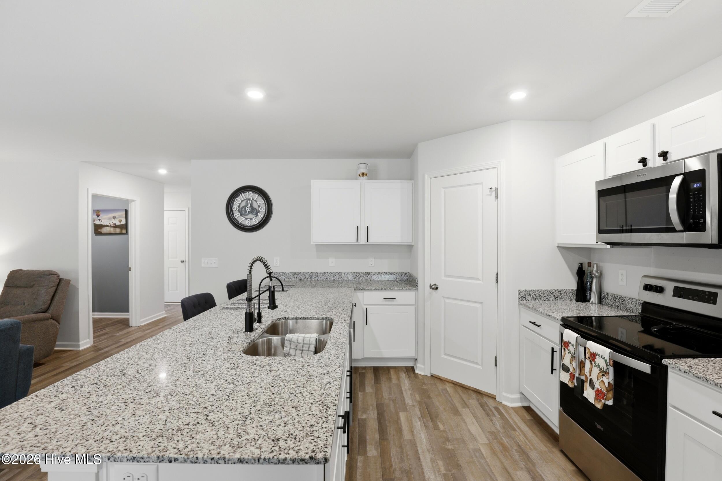 100565948 | Photo 11