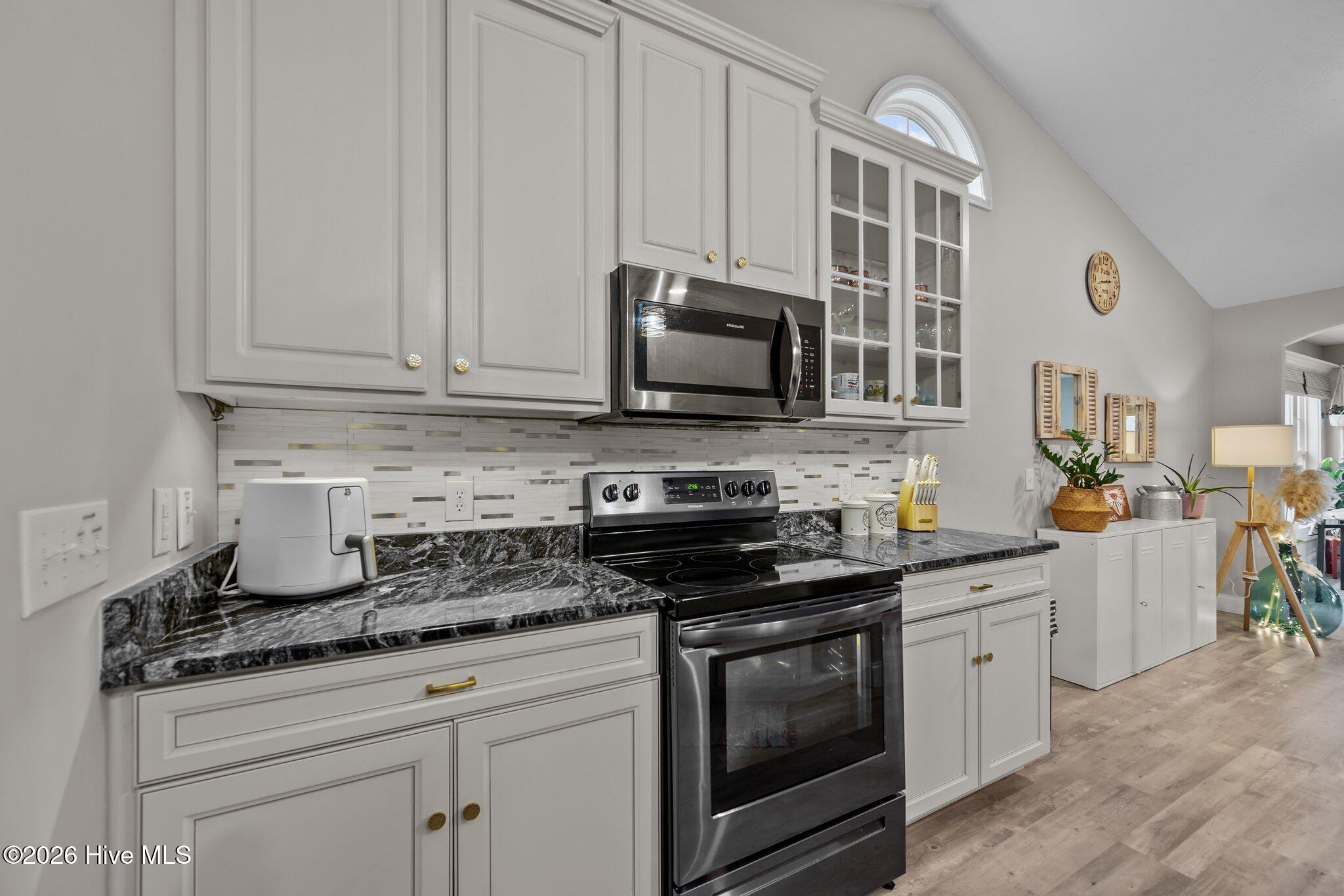 100566120 | Photo 18