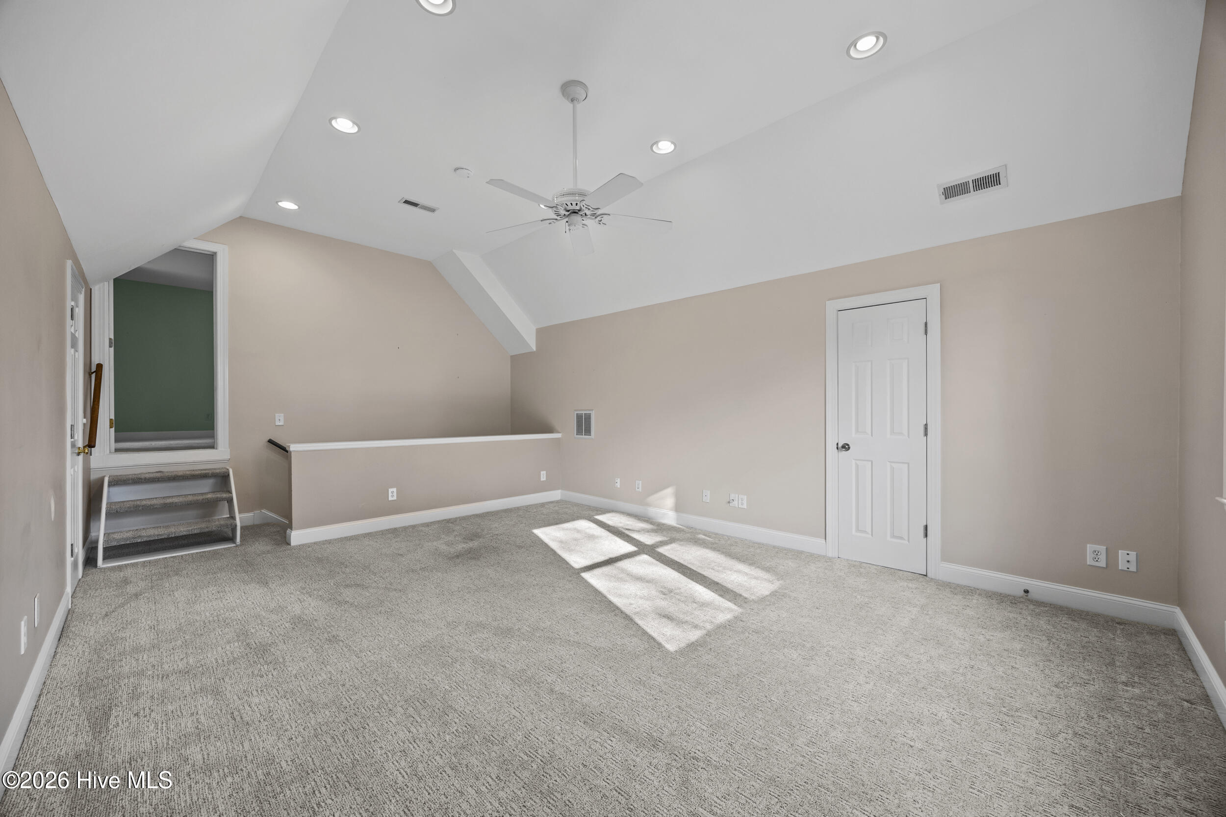 100560704 | Photo 54