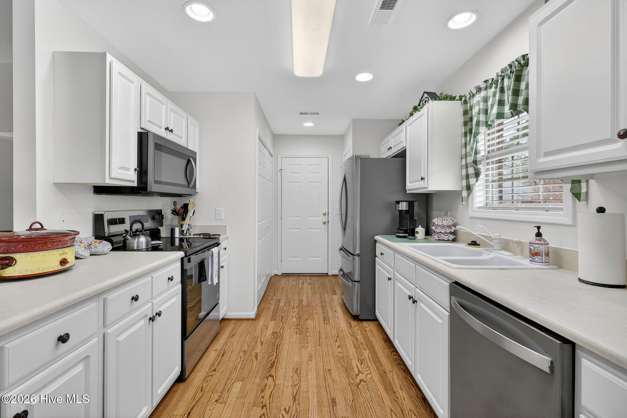 100557092 | Photo 16