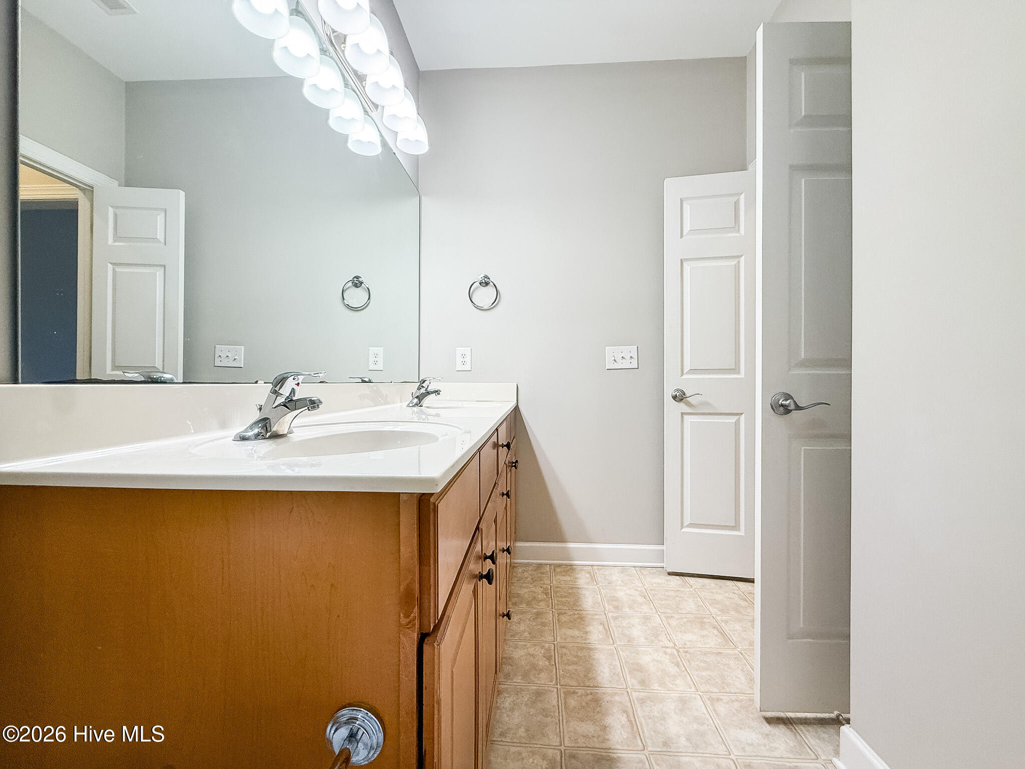 100548600 | Photo 21