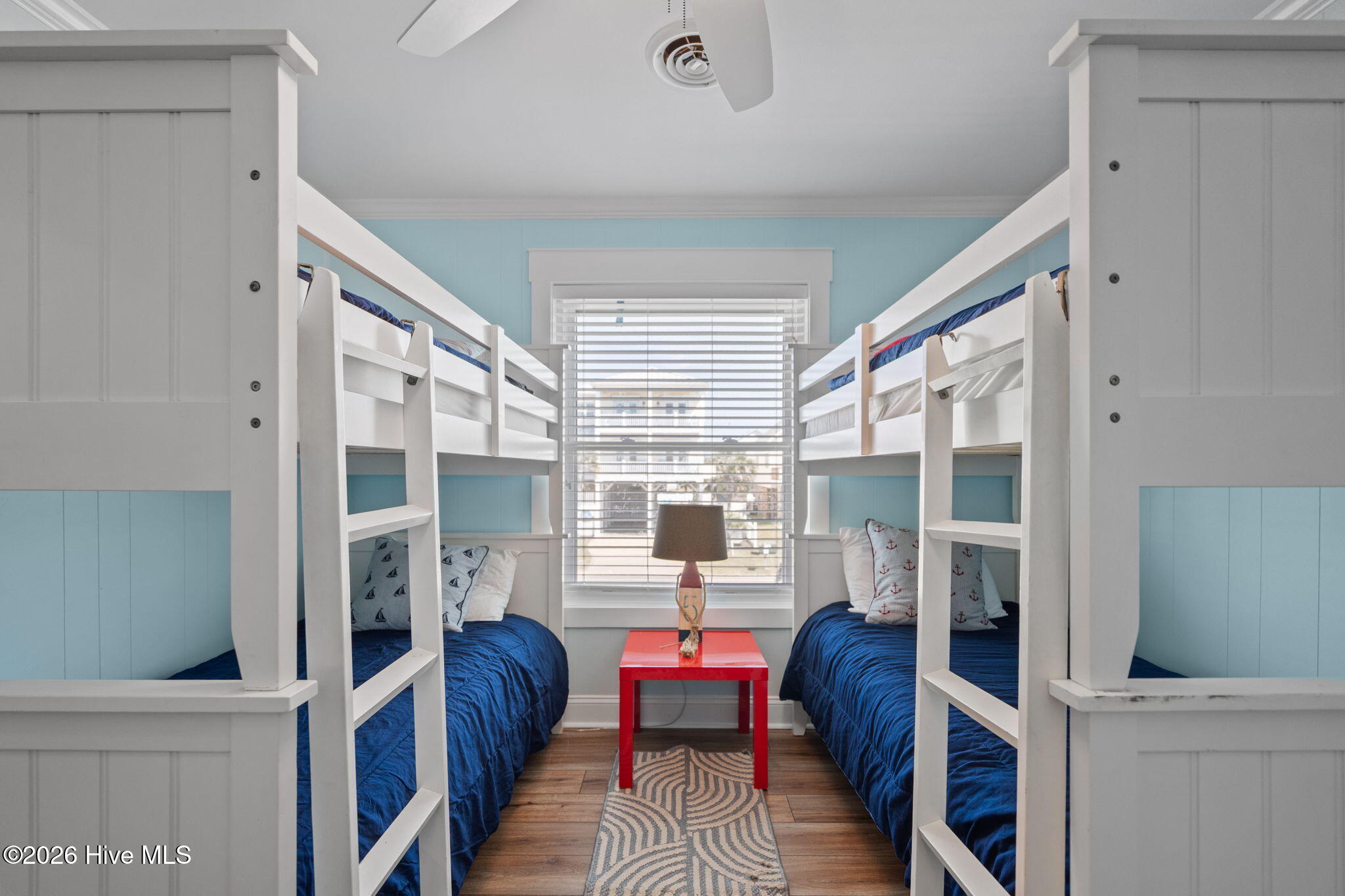 100568045 | Photo 32