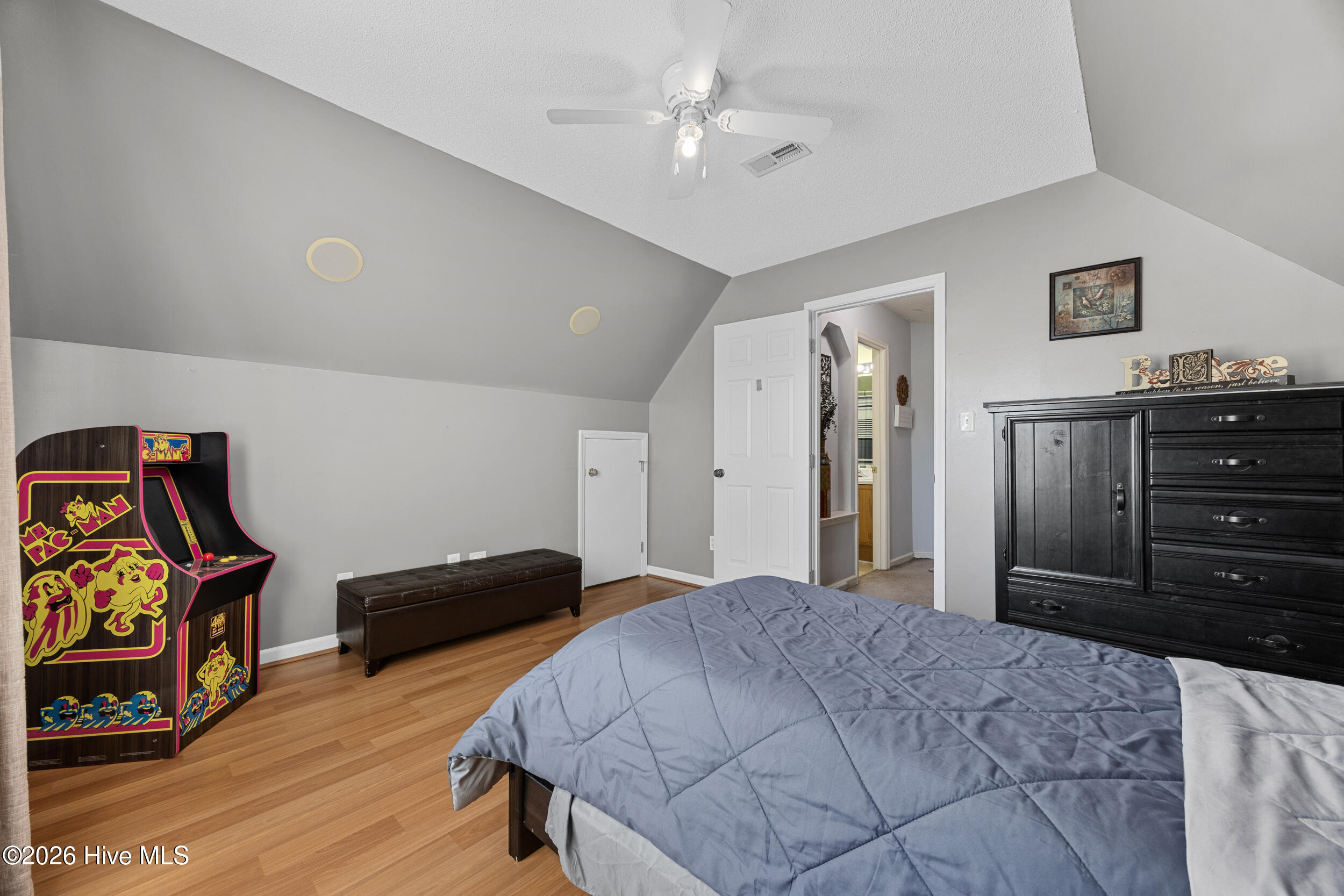 100569282 | Photo 32