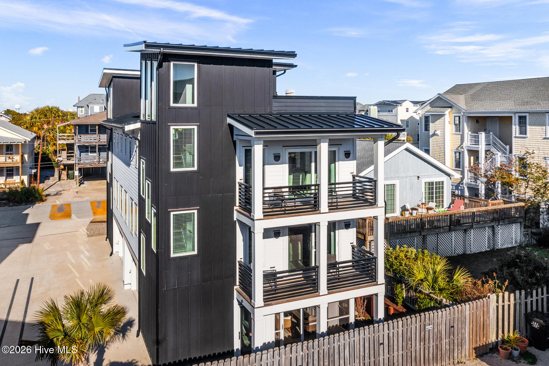 100560077 | Photo 51