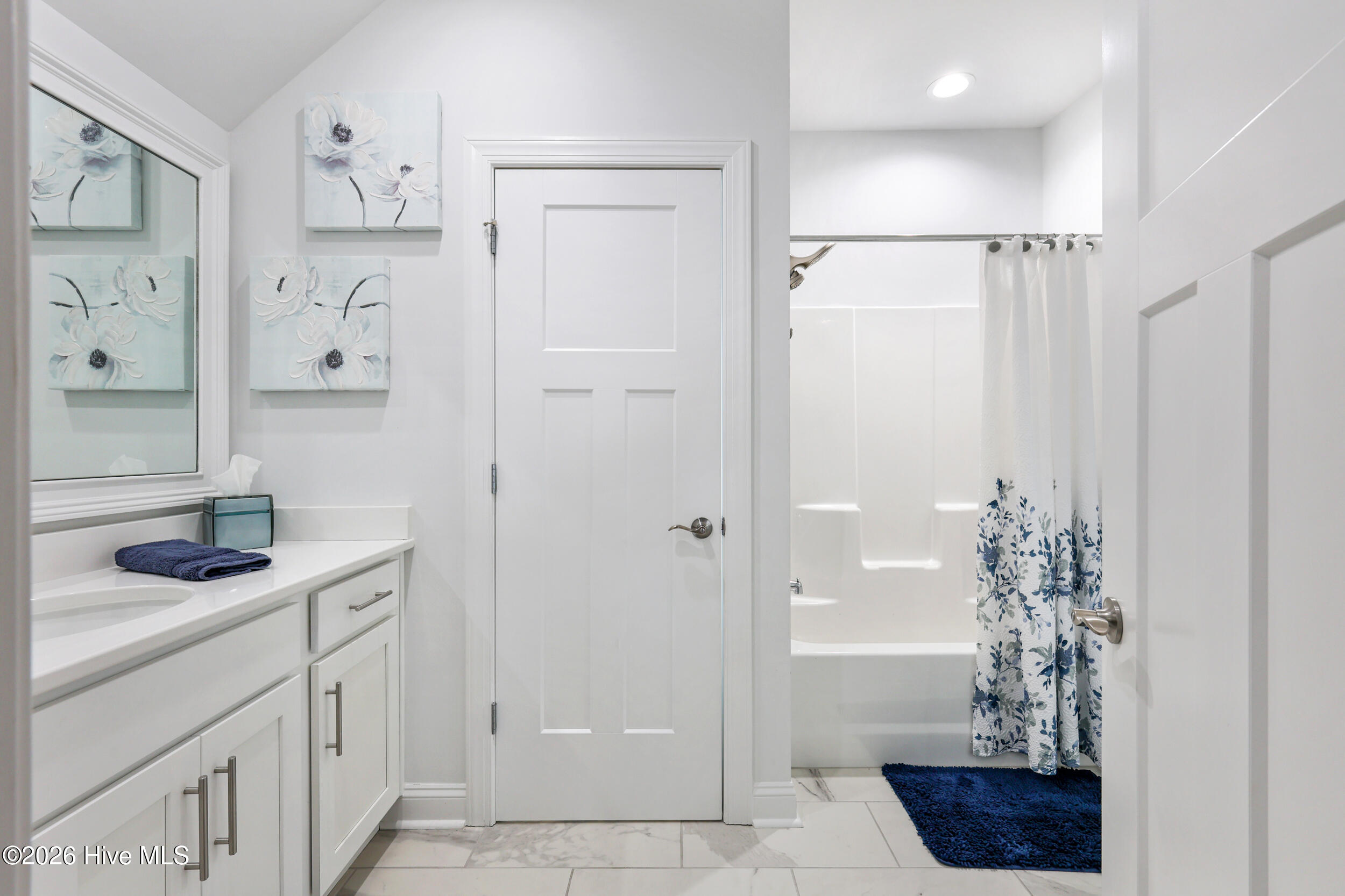 100569219 | Photo 35