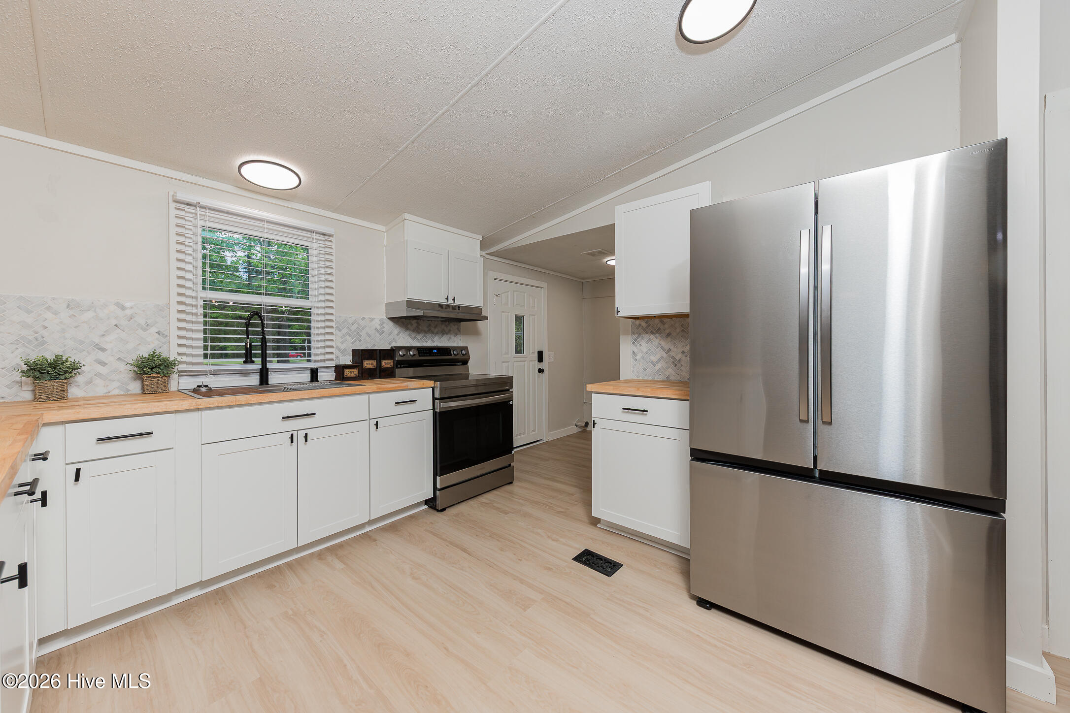 100570278 | Photo 21