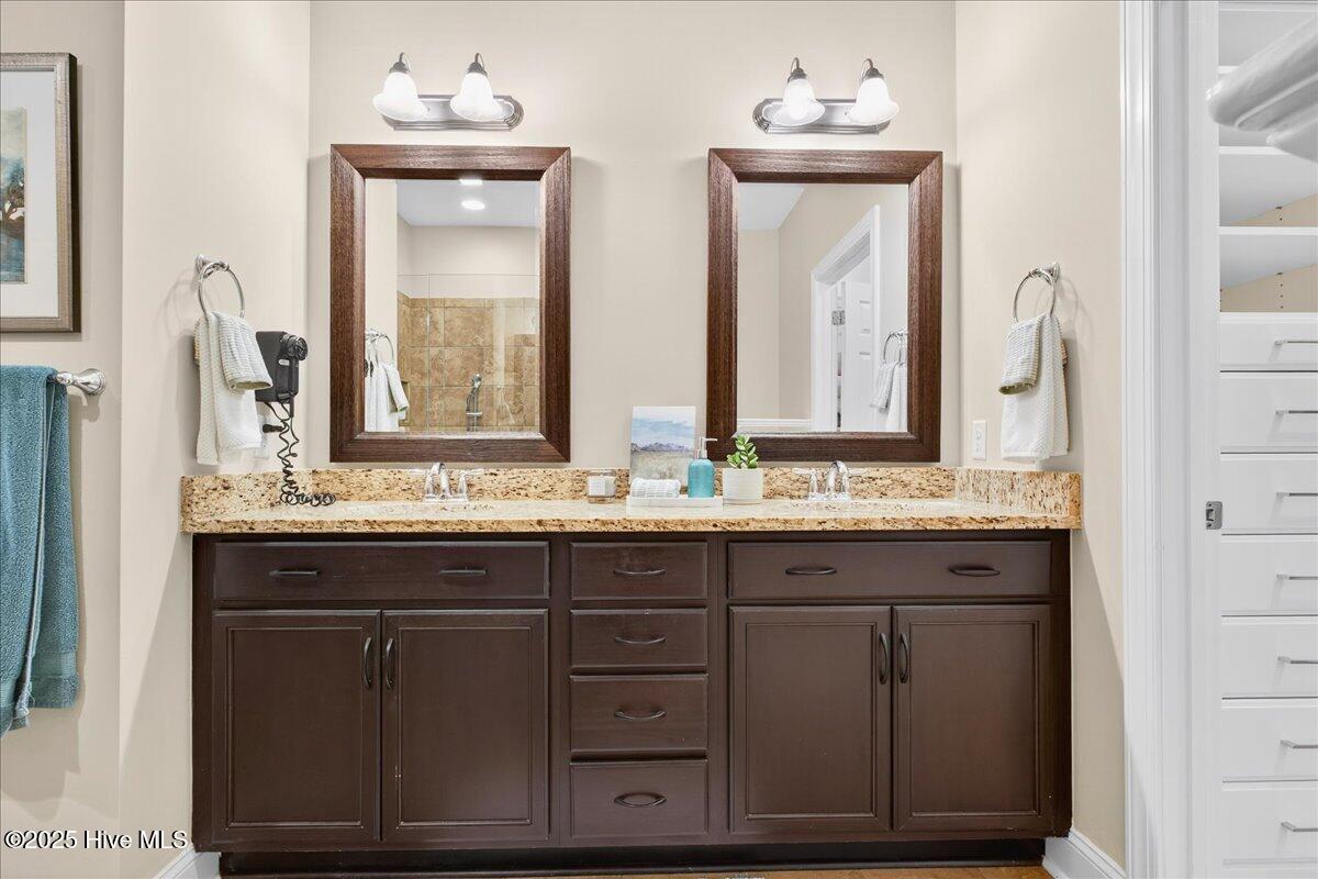 100541263 | Photo 38