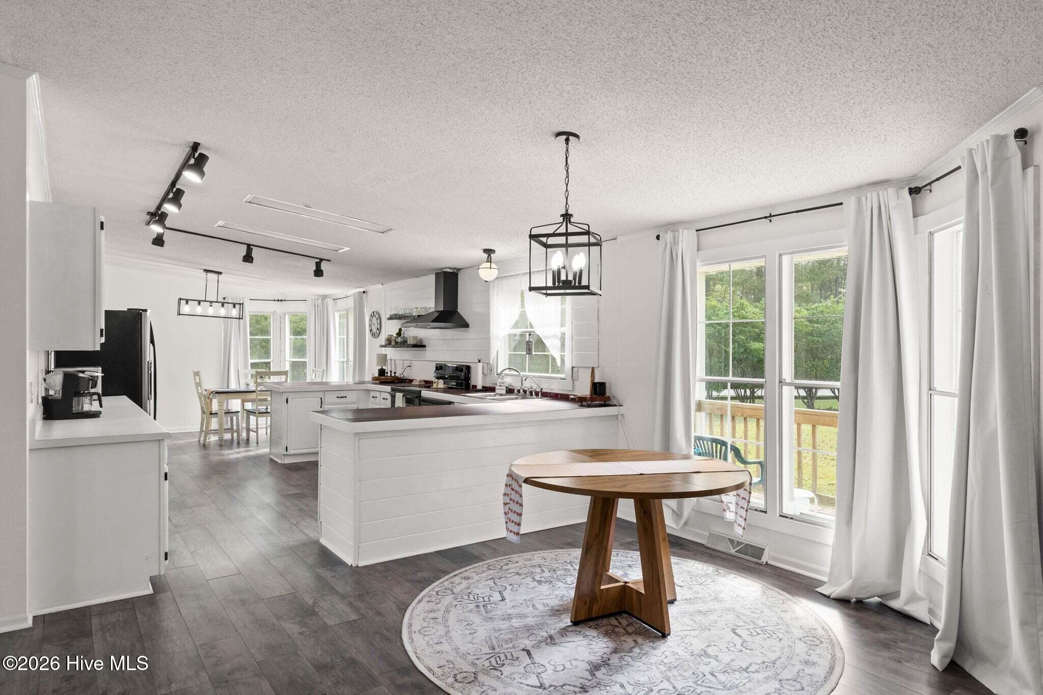 100562957 | Photo 16