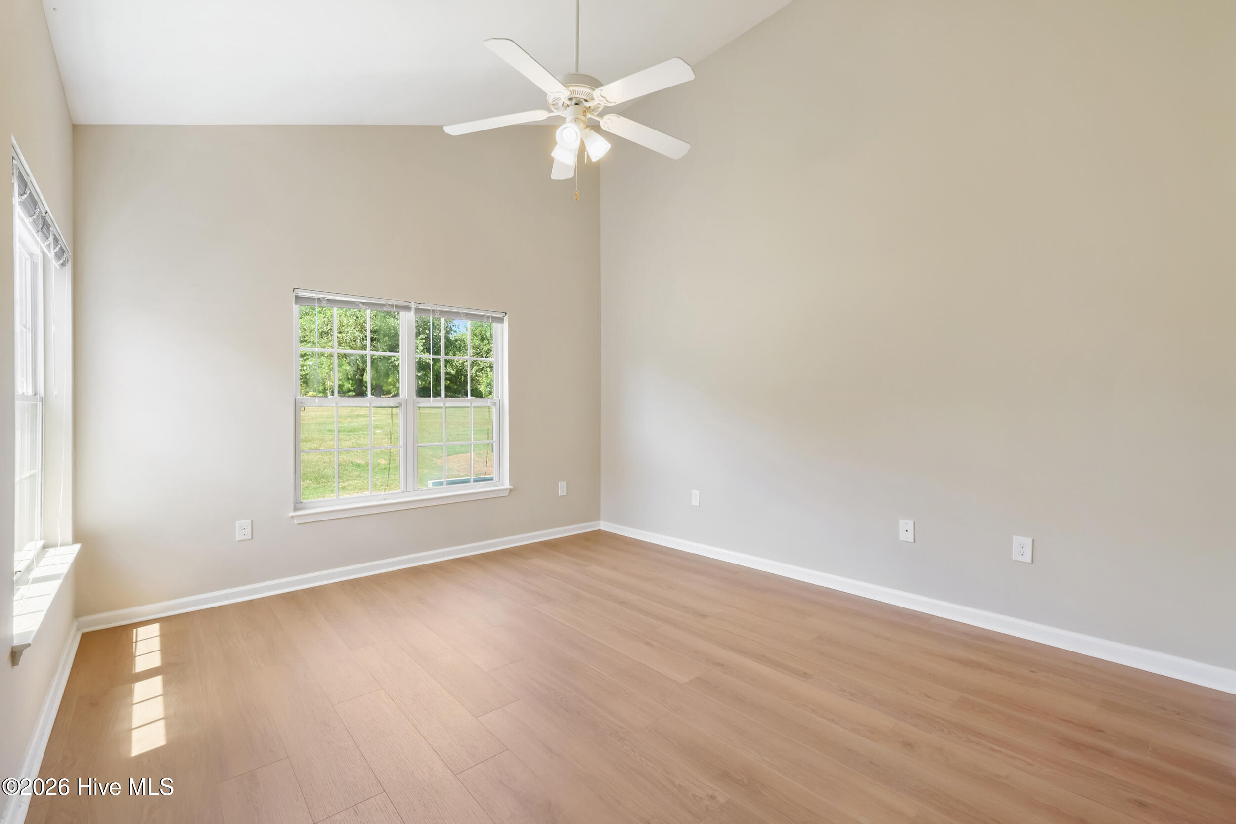 100569143 | Photo 15