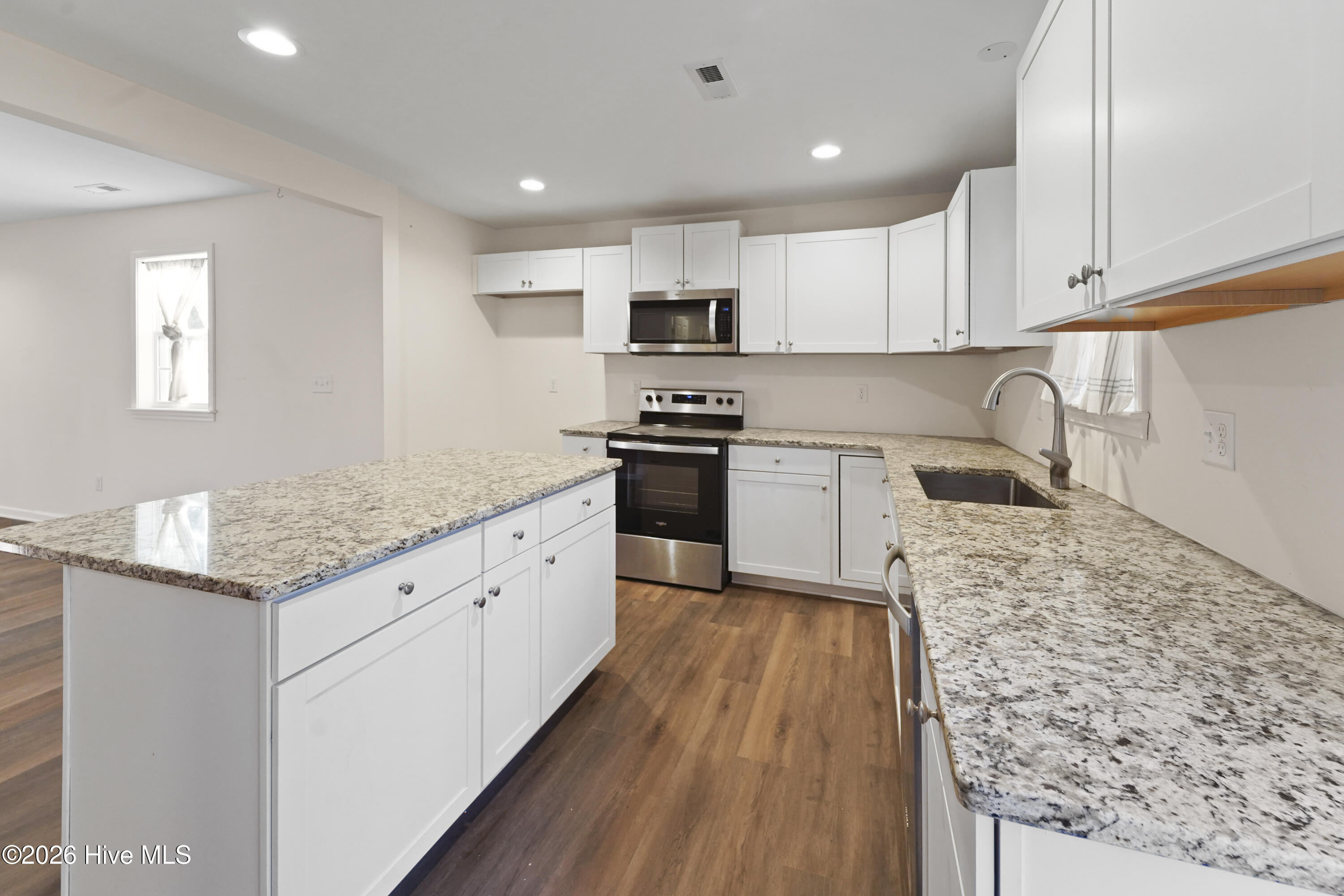 100548487 | Photo 14