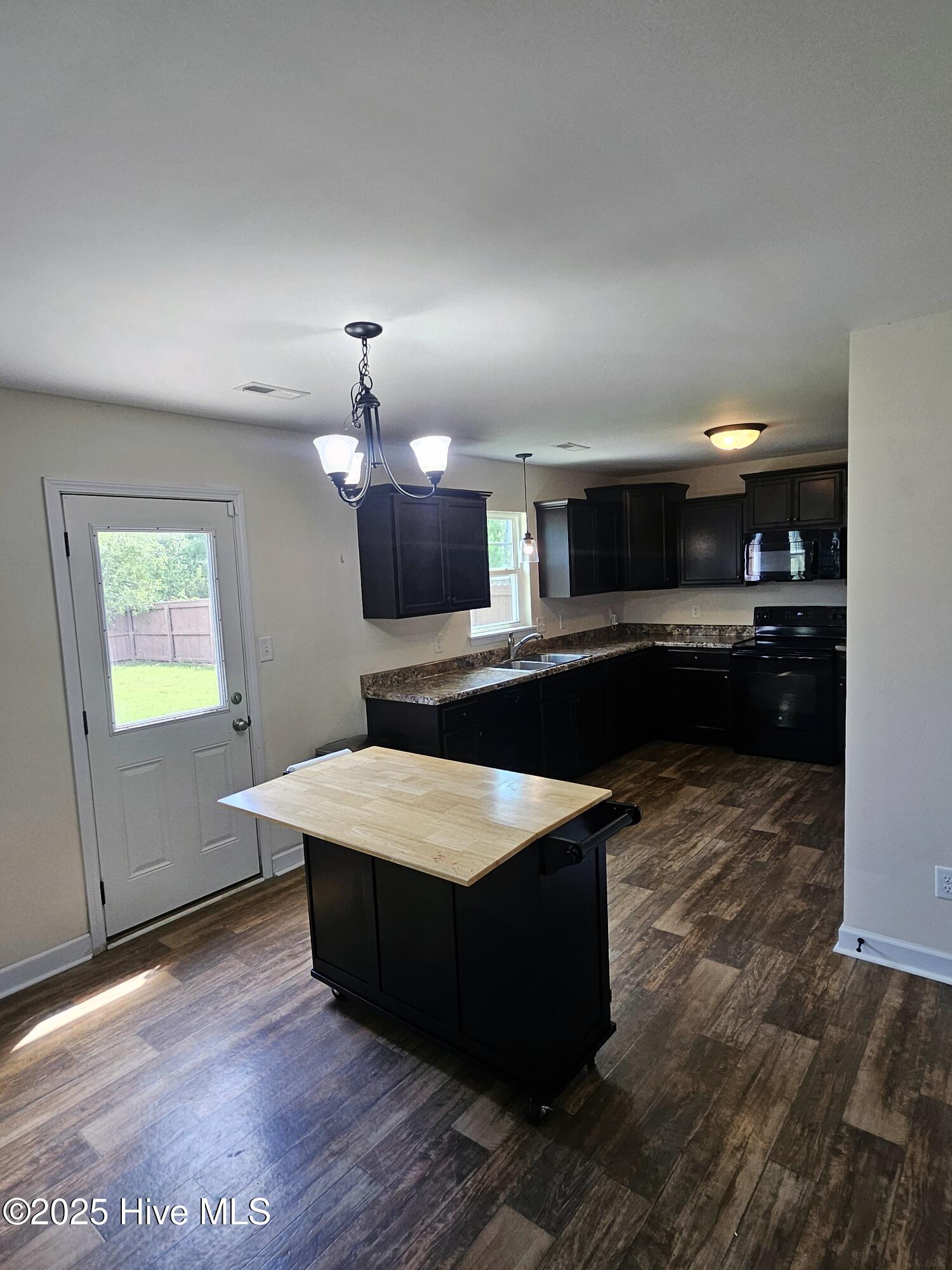 100527843 | Photo 18