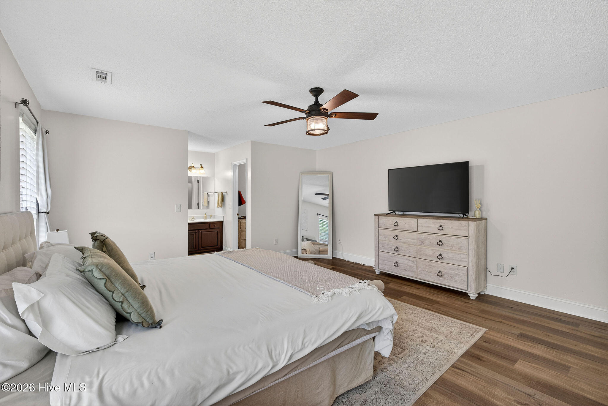 100565876 | Photo 23