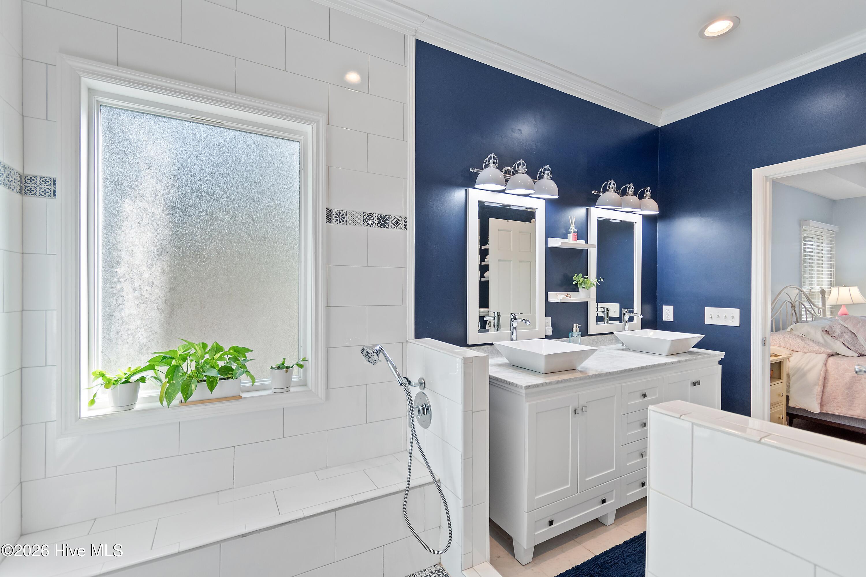 100558651 | Photo 36