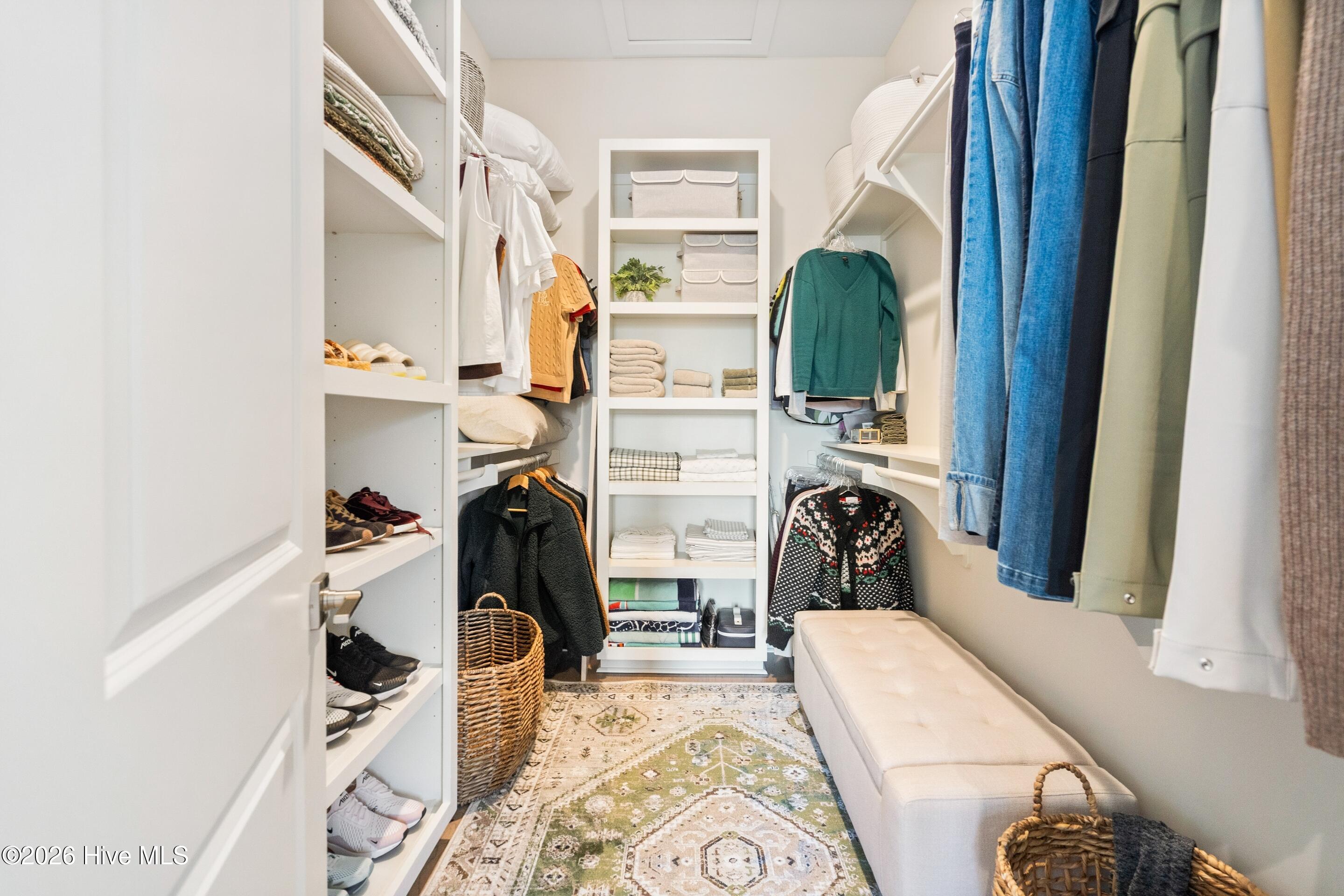 100546830 | Photo 44