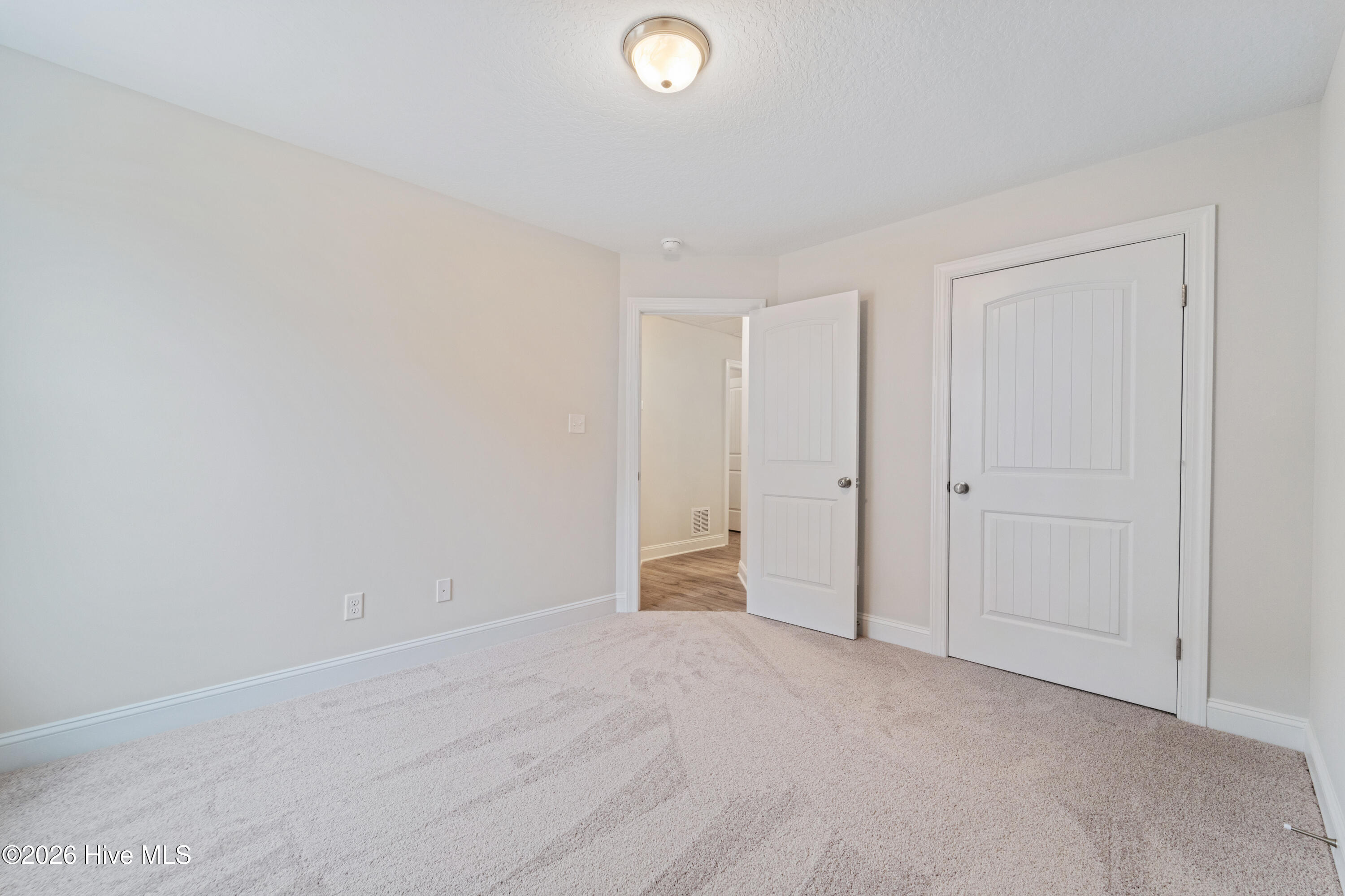 100530665 | Photo 25