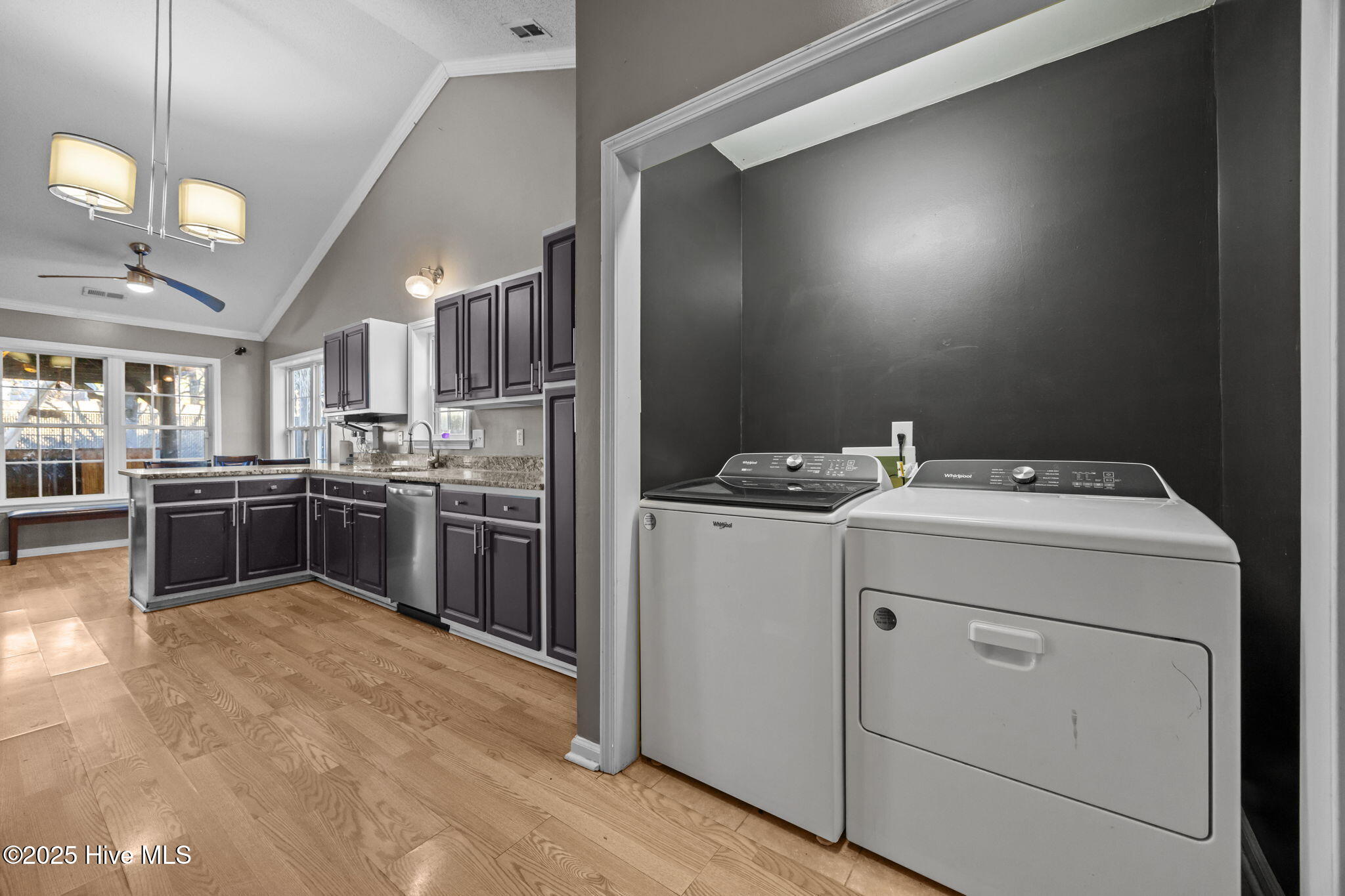 100544873 | Photo 31