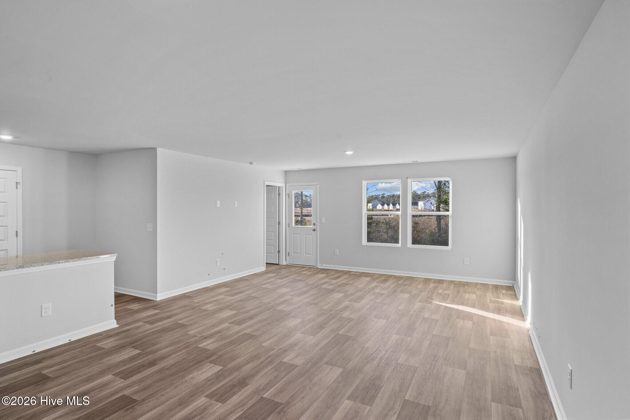 100545792 | Photo 12