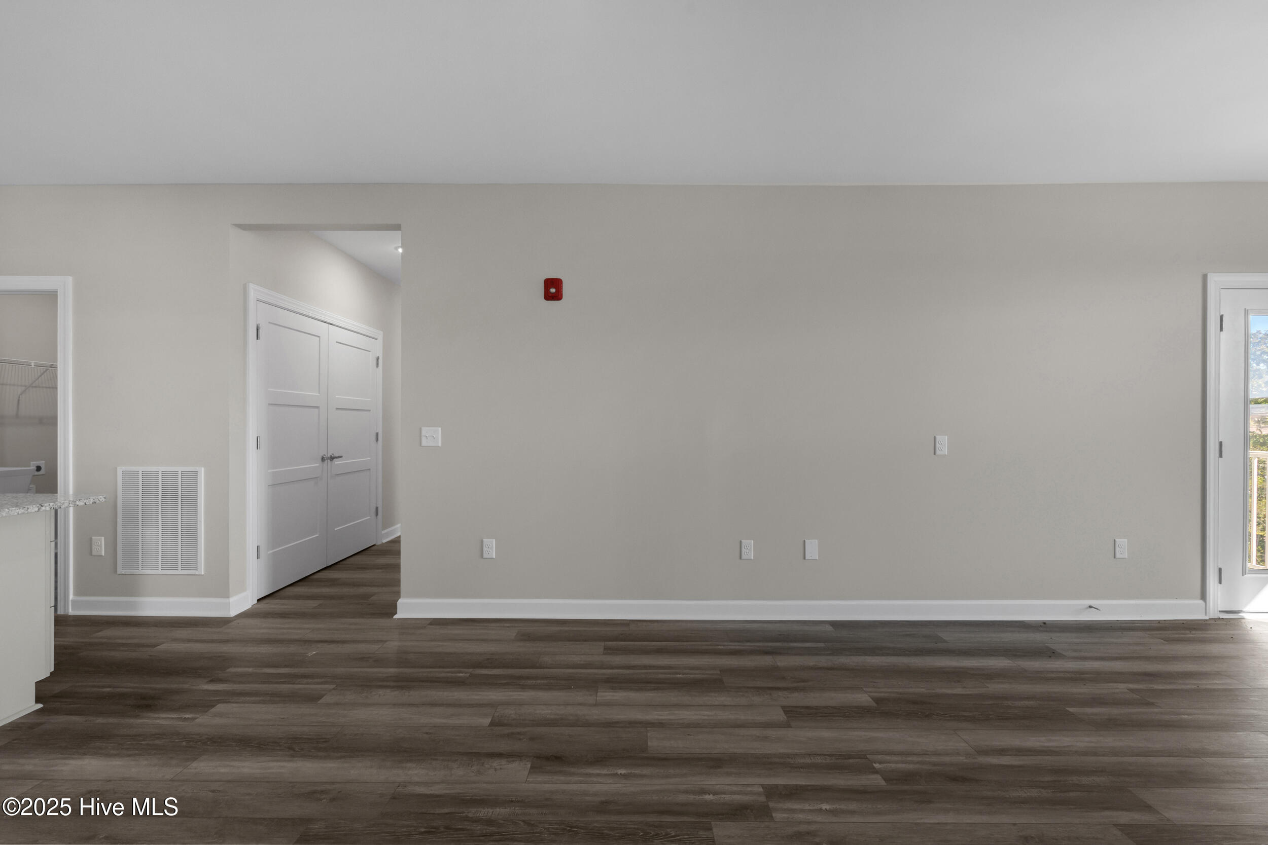 100539009 | Photo 12