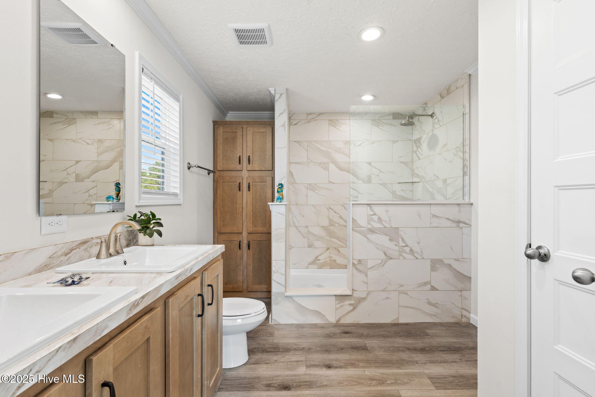 100558290 | Photo 17