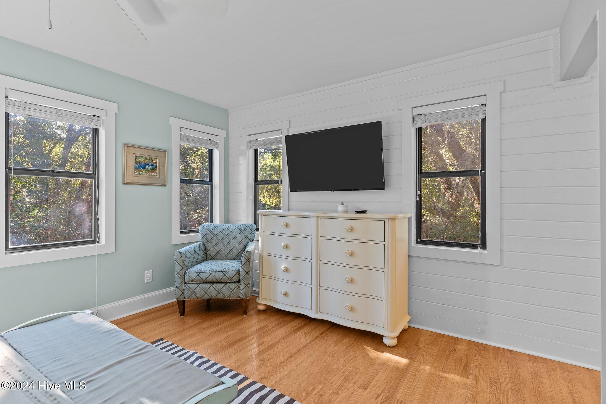 100477825 | Photo 30