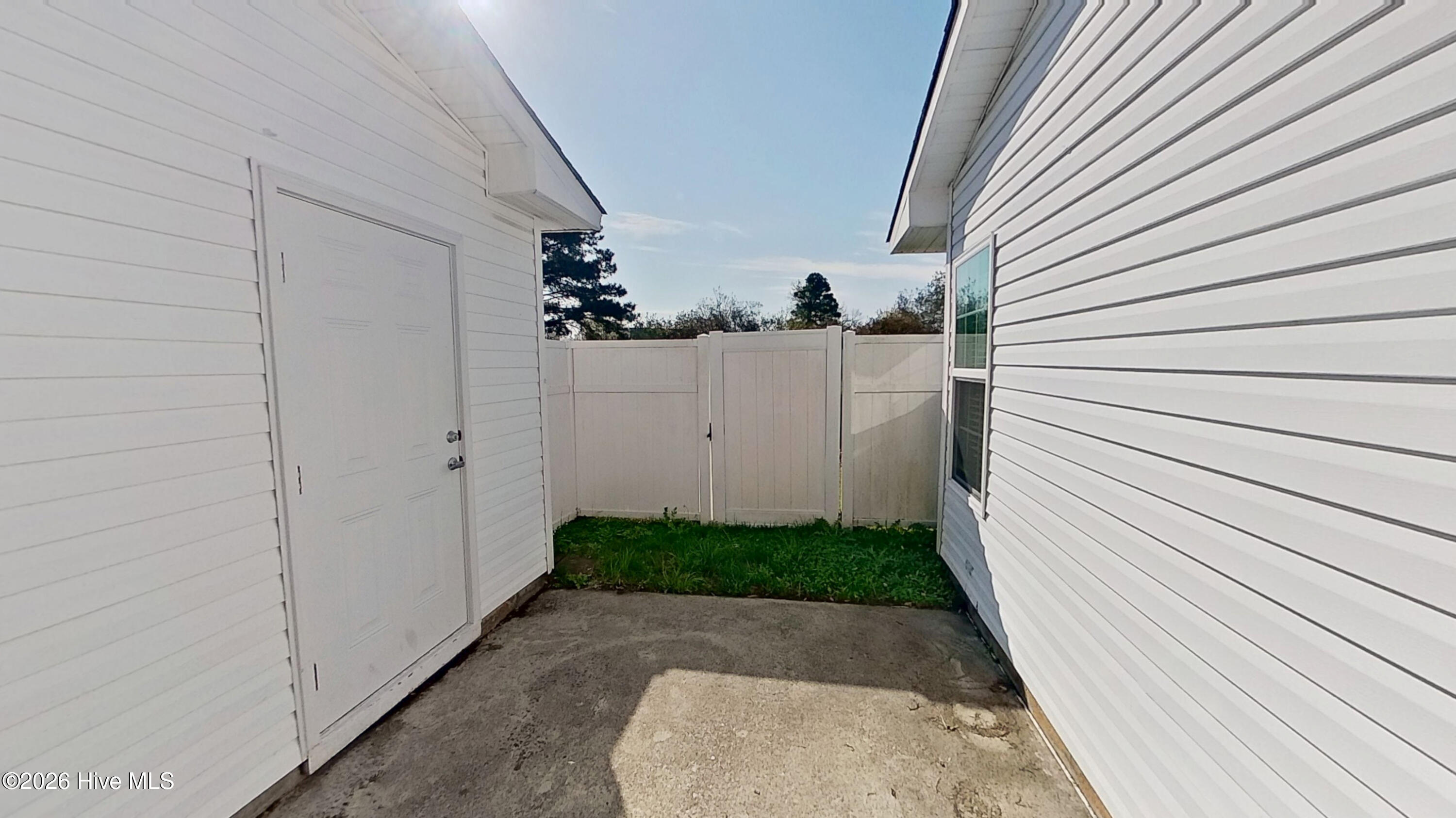 100560040 | Photo 16