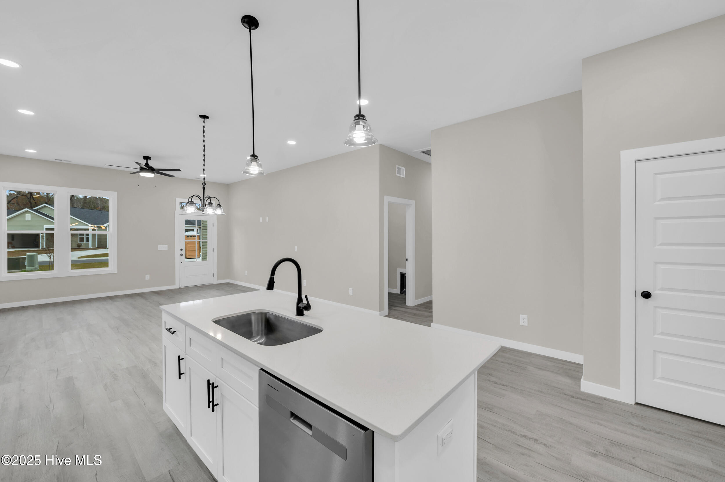 100544598 | Photo 12