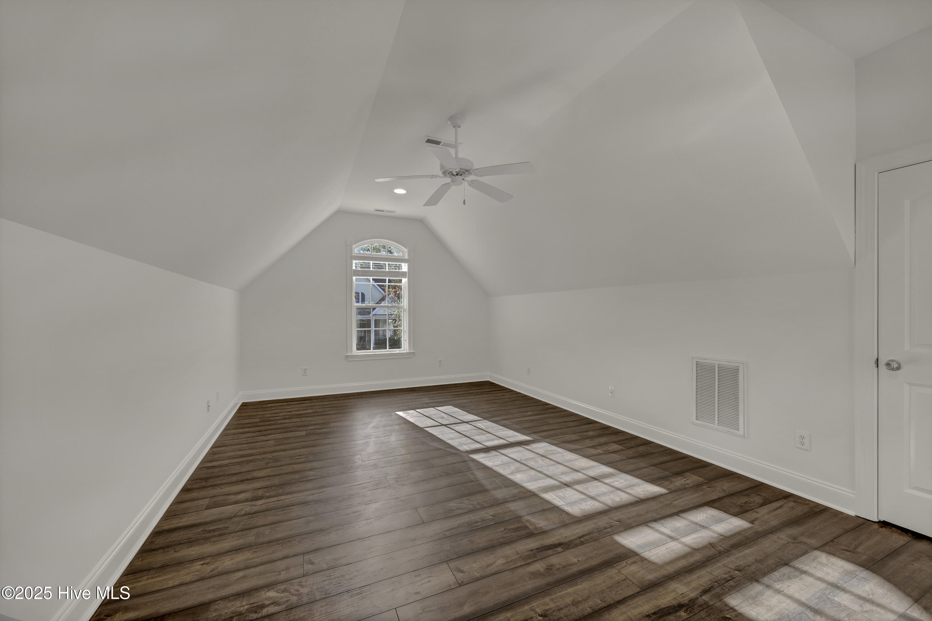 100543175 | Photo 25