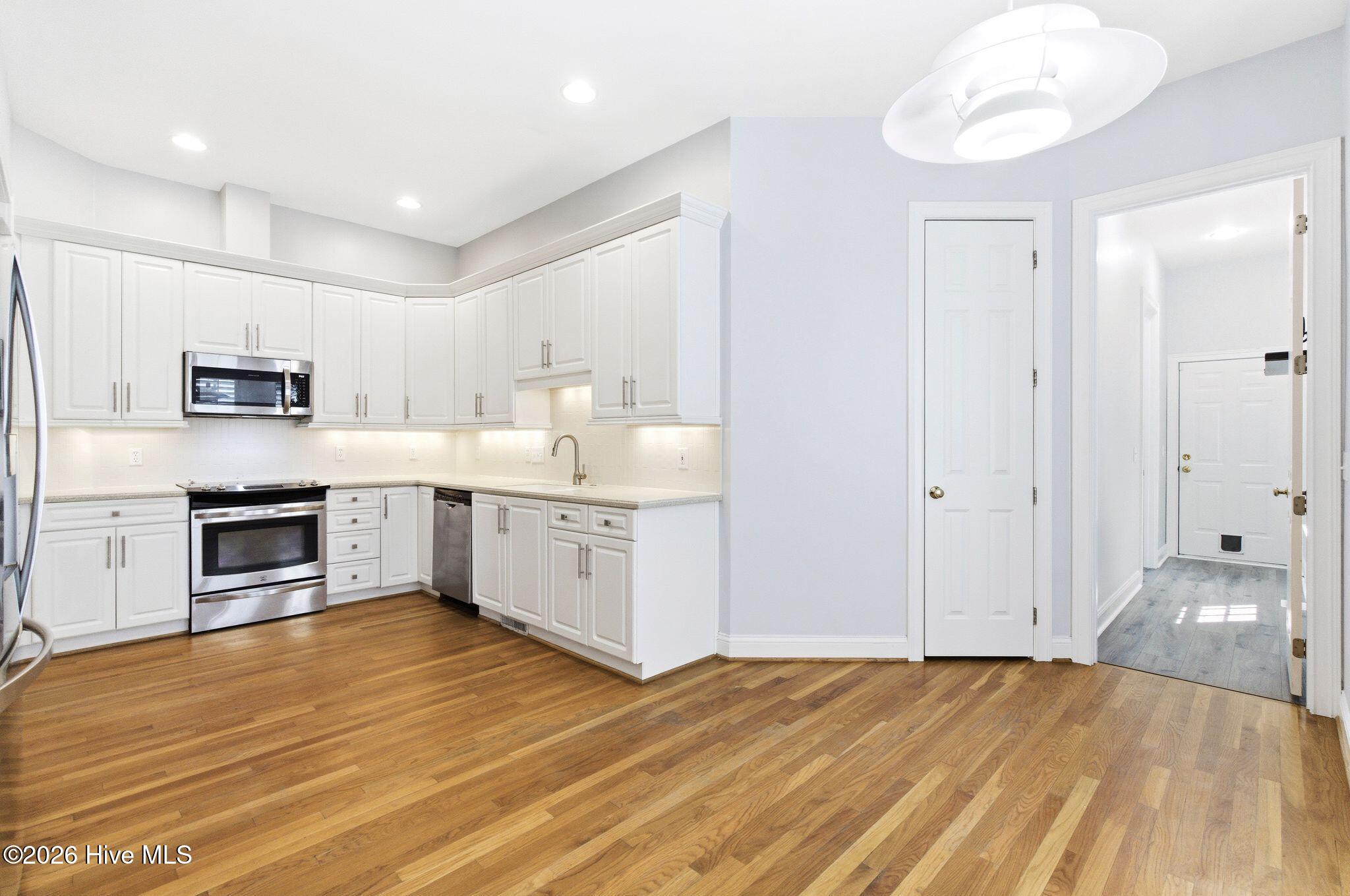 100567139 | Photo 18