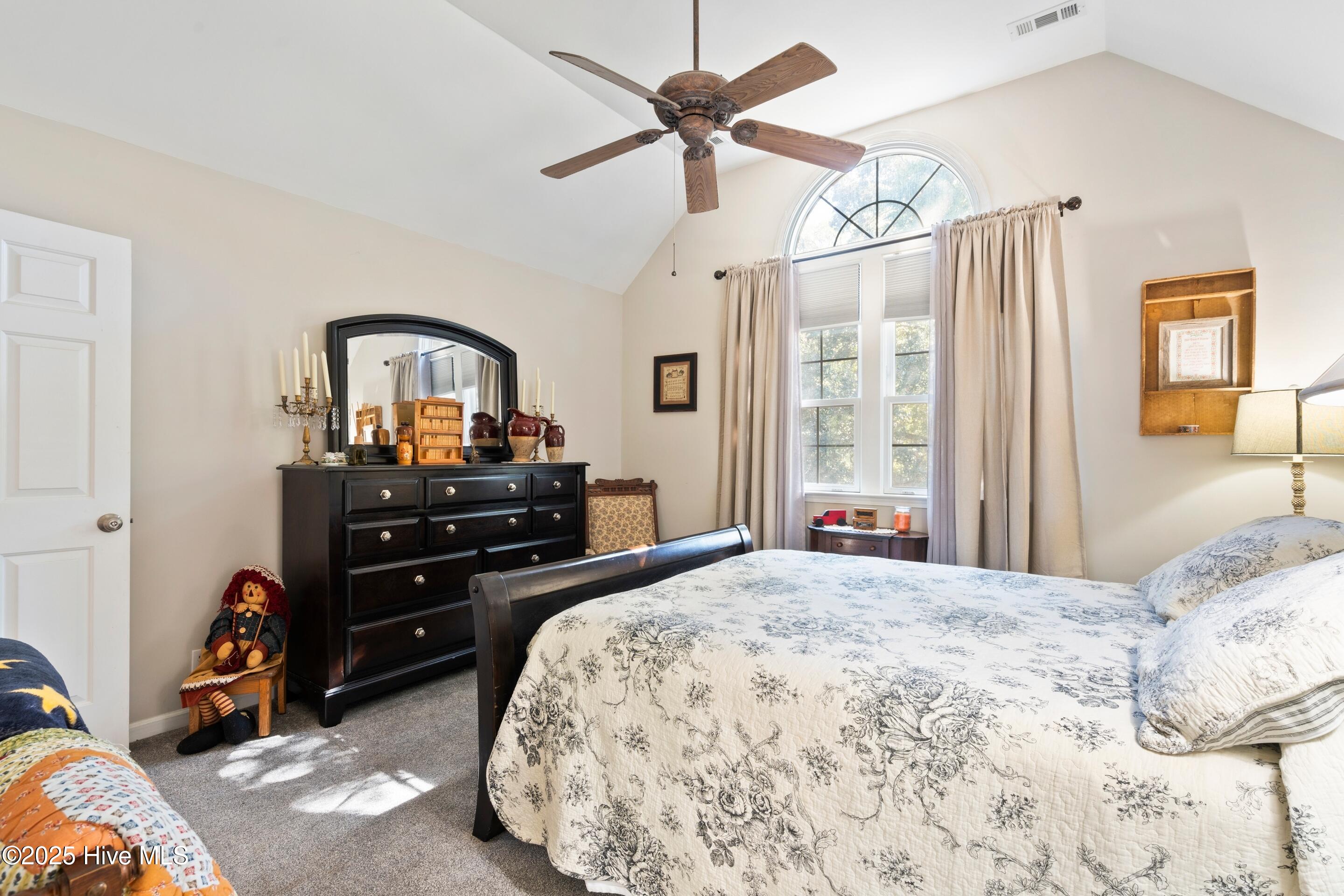 100538310 | Photo 47