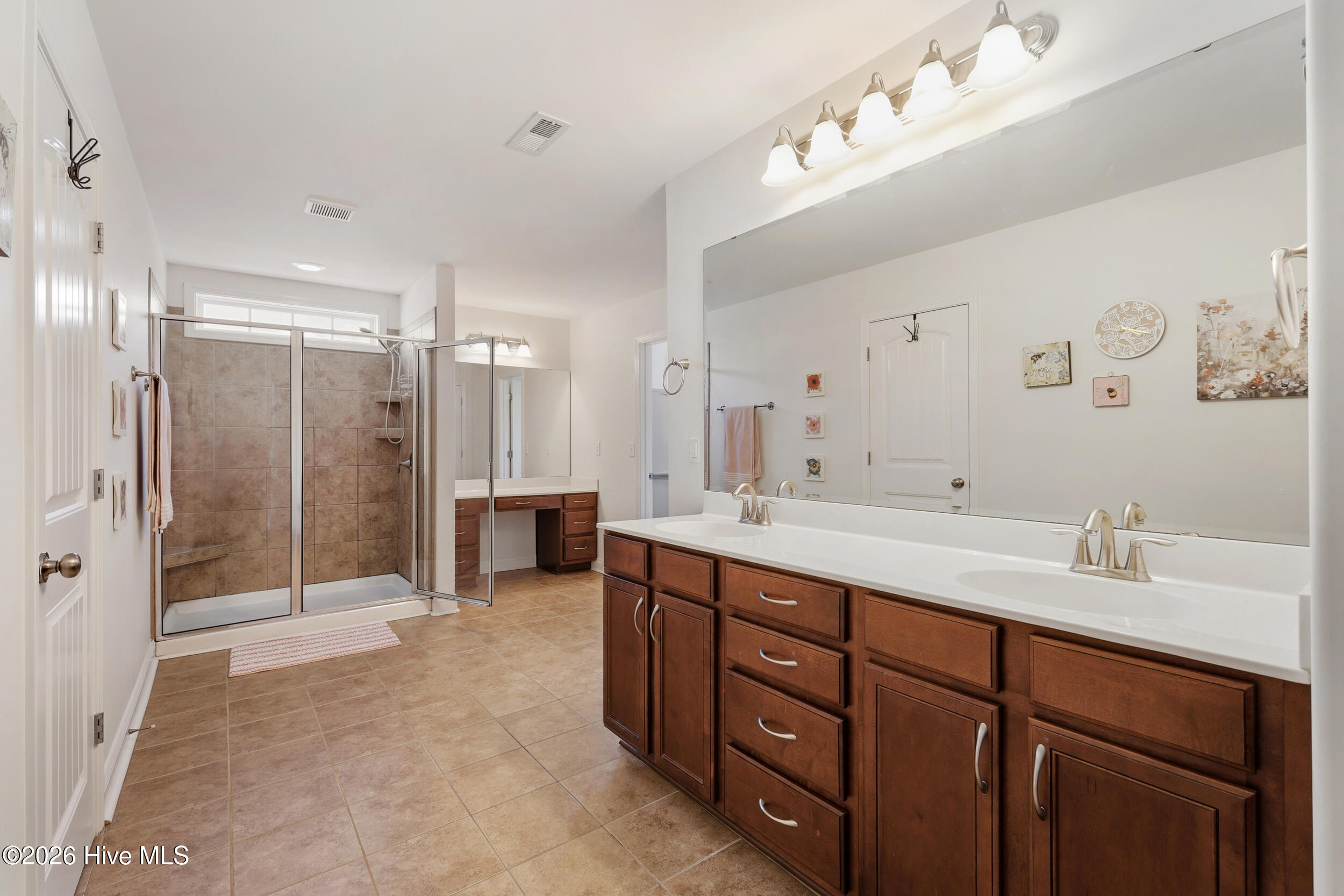 100565856 | Photo 24