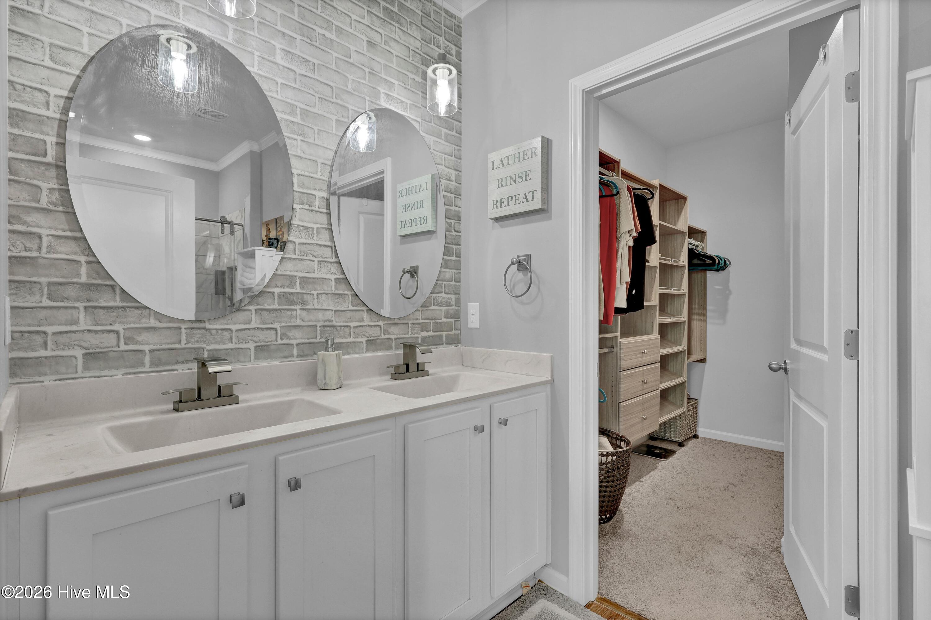 100567847 | Photo 16