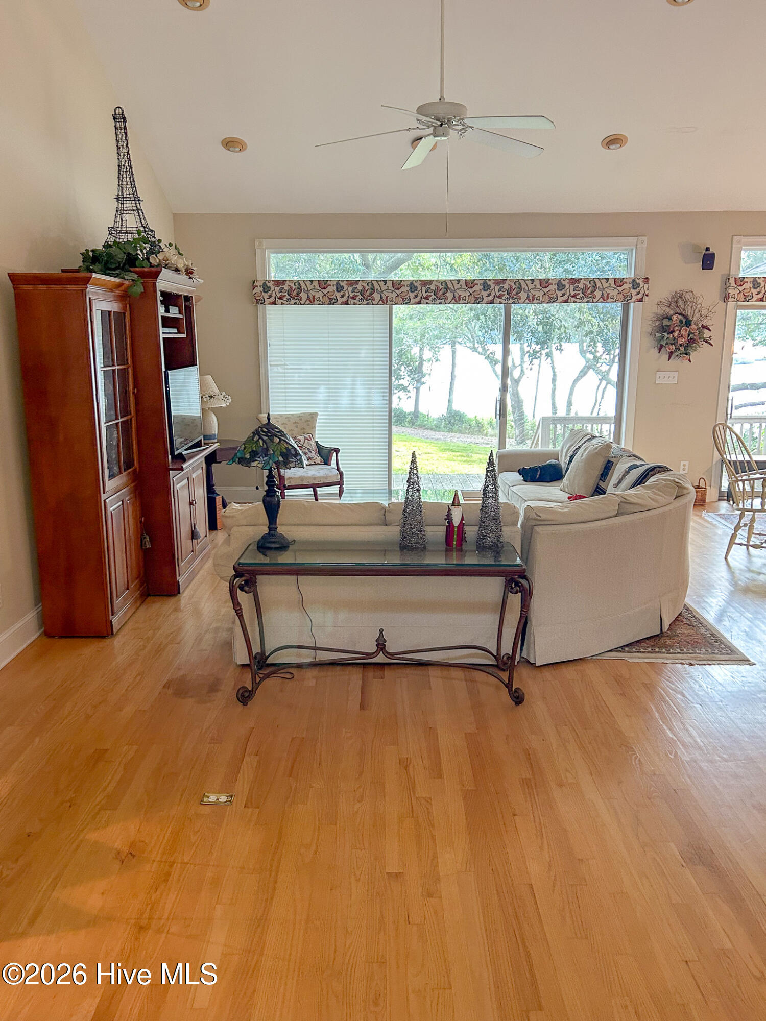 100551143 | Photo 35