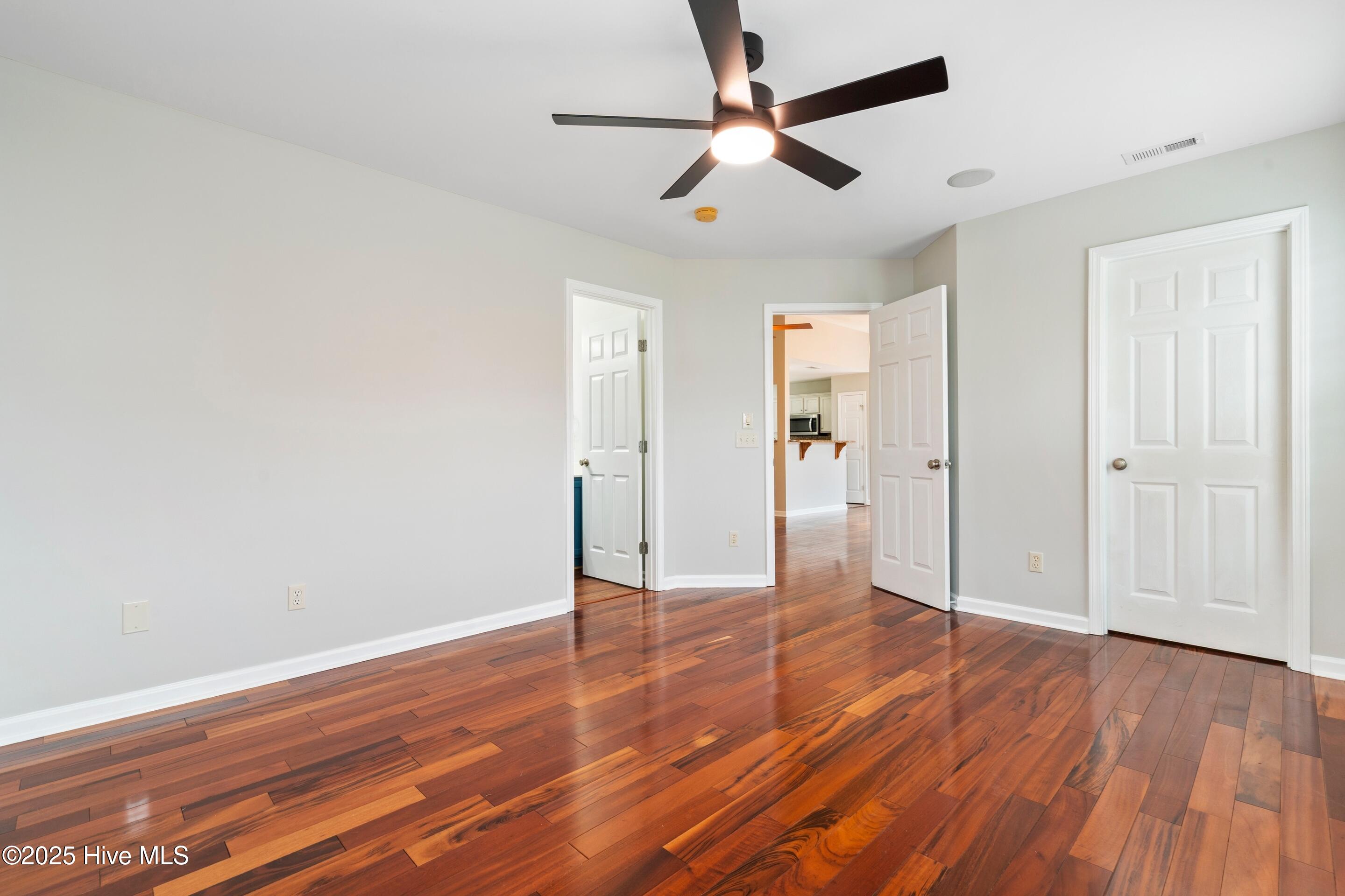 100538877 | Photo 51