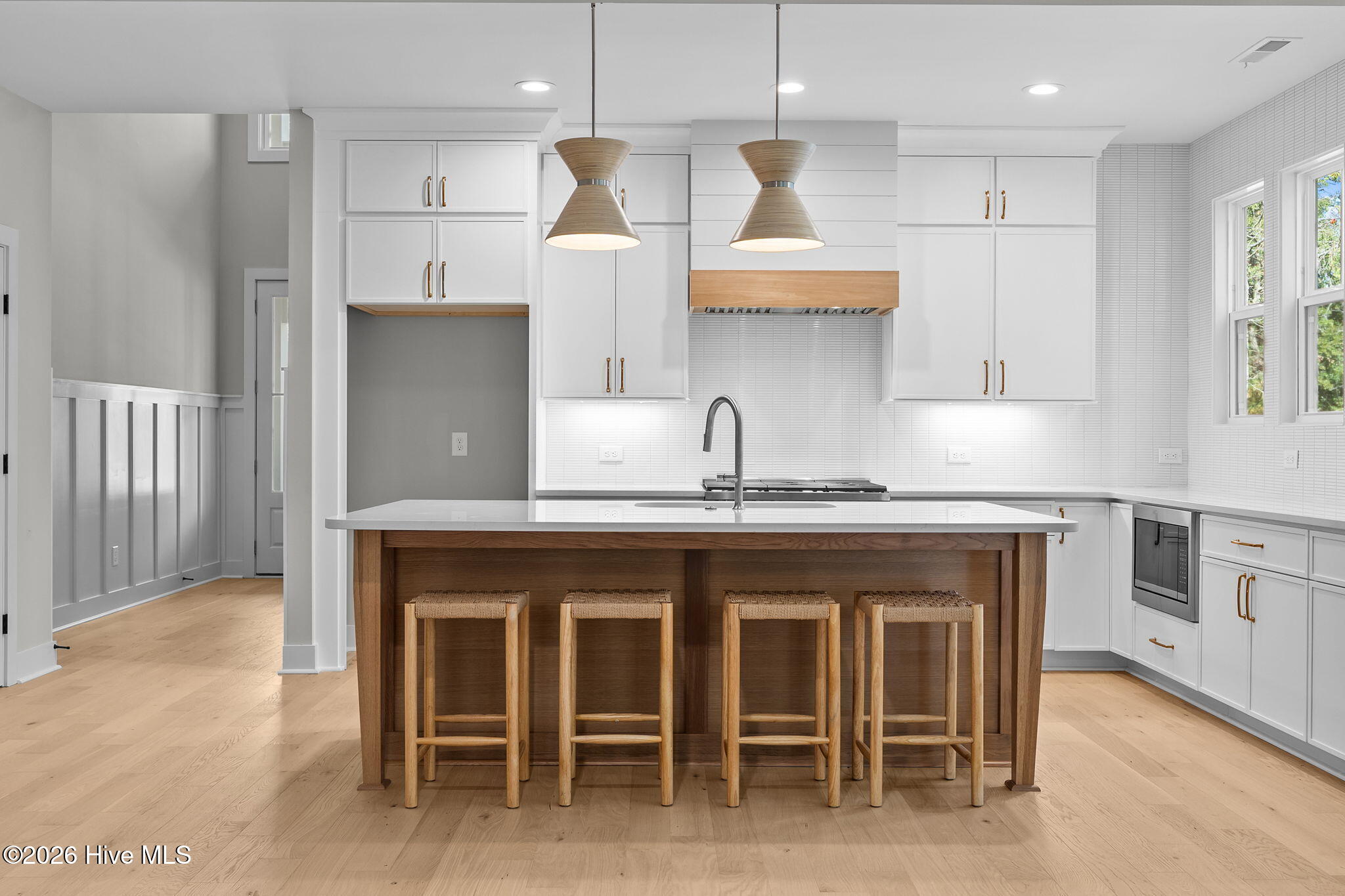 100548925 | Photo 22